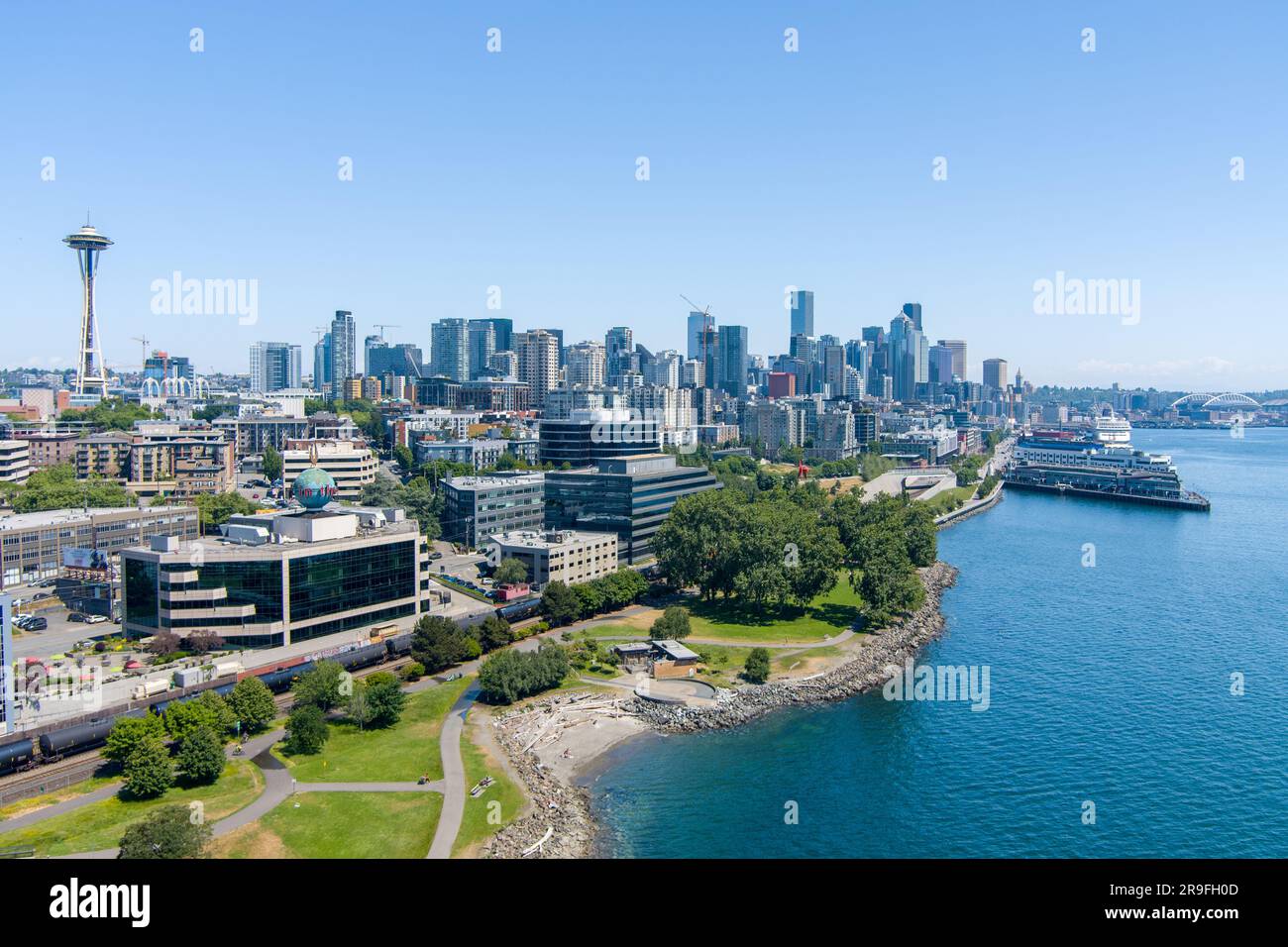 Fotografia con droni dello skyline del lungomare di Seattle, Washington nel giugno 2023 Foto Stock