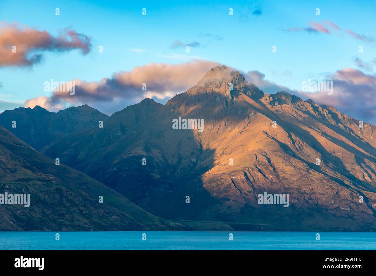 Foto del lago Wakatipu a Queenstown con montagne e nuvole sullo sfondo sull'Isola del Sud della nuova Zelanda Foto Stock