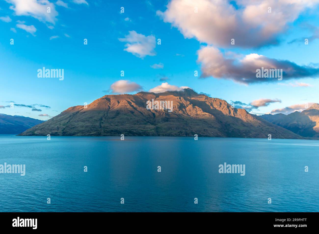 Foto del lago Wakatipu a Queenstown con montagne e nuvole sullo sfondo sull'Isola del Sud della nuova Zelanda Foto Stock