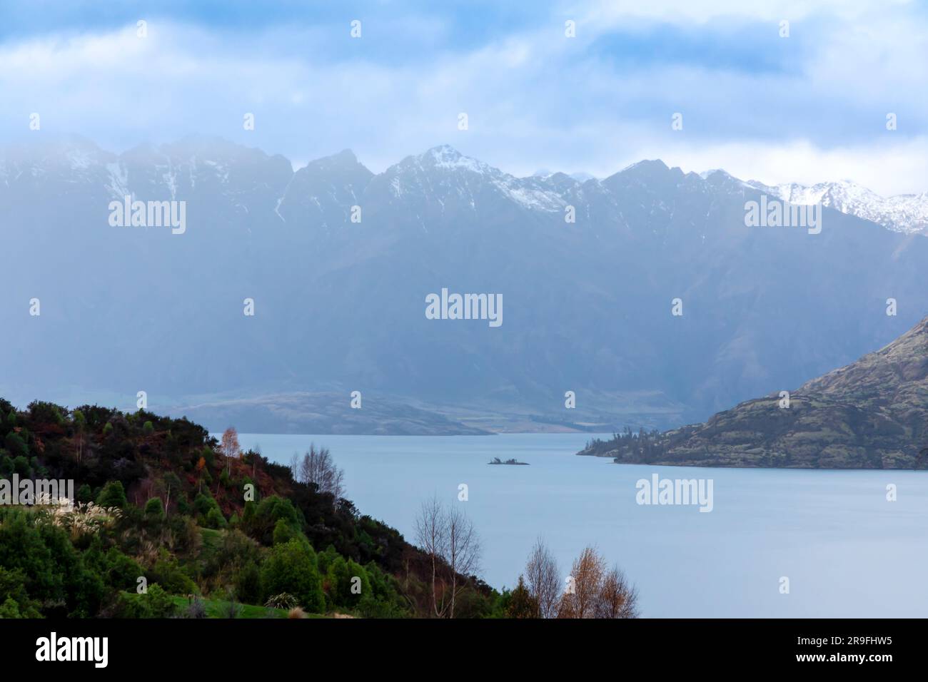 Foto del lago Wakatipu a Queenstown con montagne e nuvole sullo sfondo sull'Isola del Sud della nuova Zelanda Foto Stock