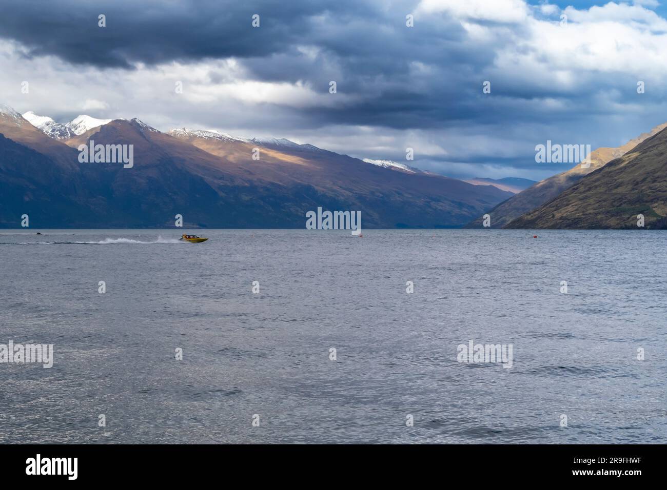Foto del lago Wakatipu a Queenstown con montagne e nuvole sullo sfondo sull'Isola del Sud della nuova Zelanda Foto Stock