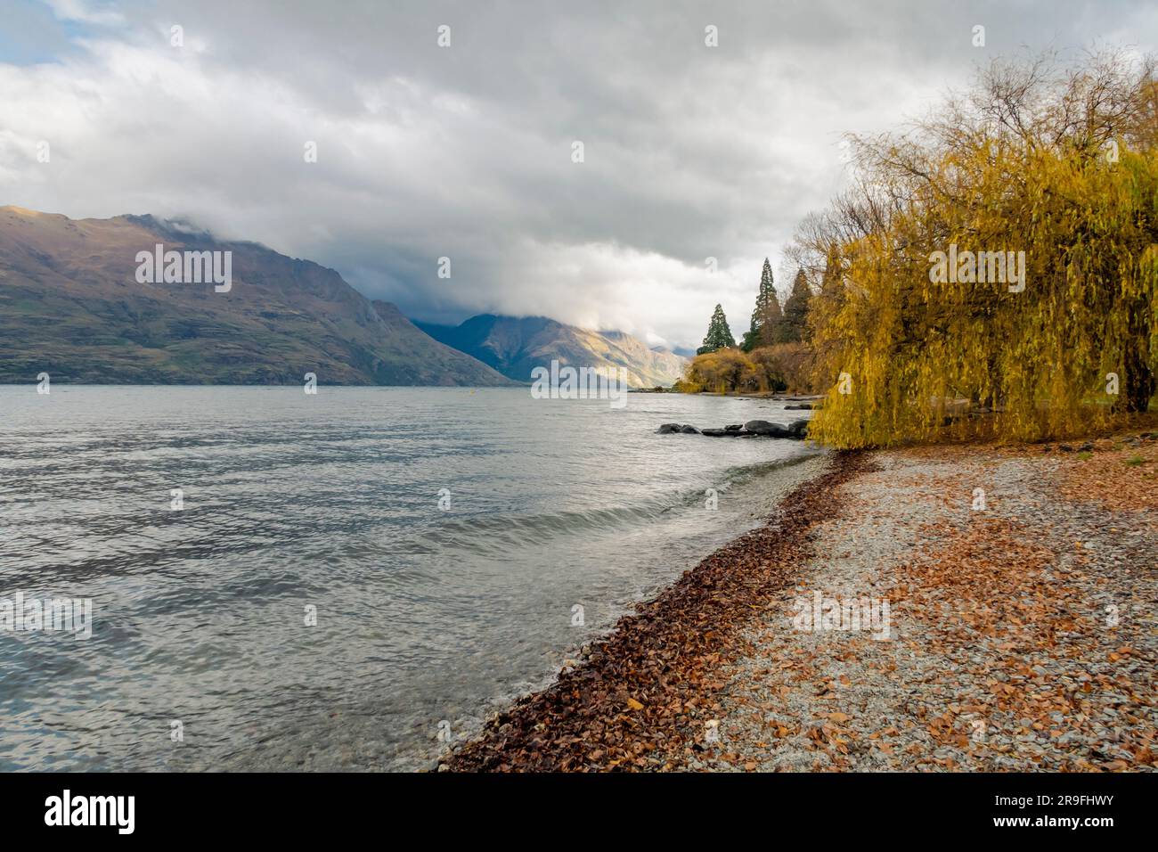 Foto del lago Wakatipu a Queenstown con montagne e nuvole sullo sfondo sull'Isola del Sud della nuova Zelanda Foto Stock