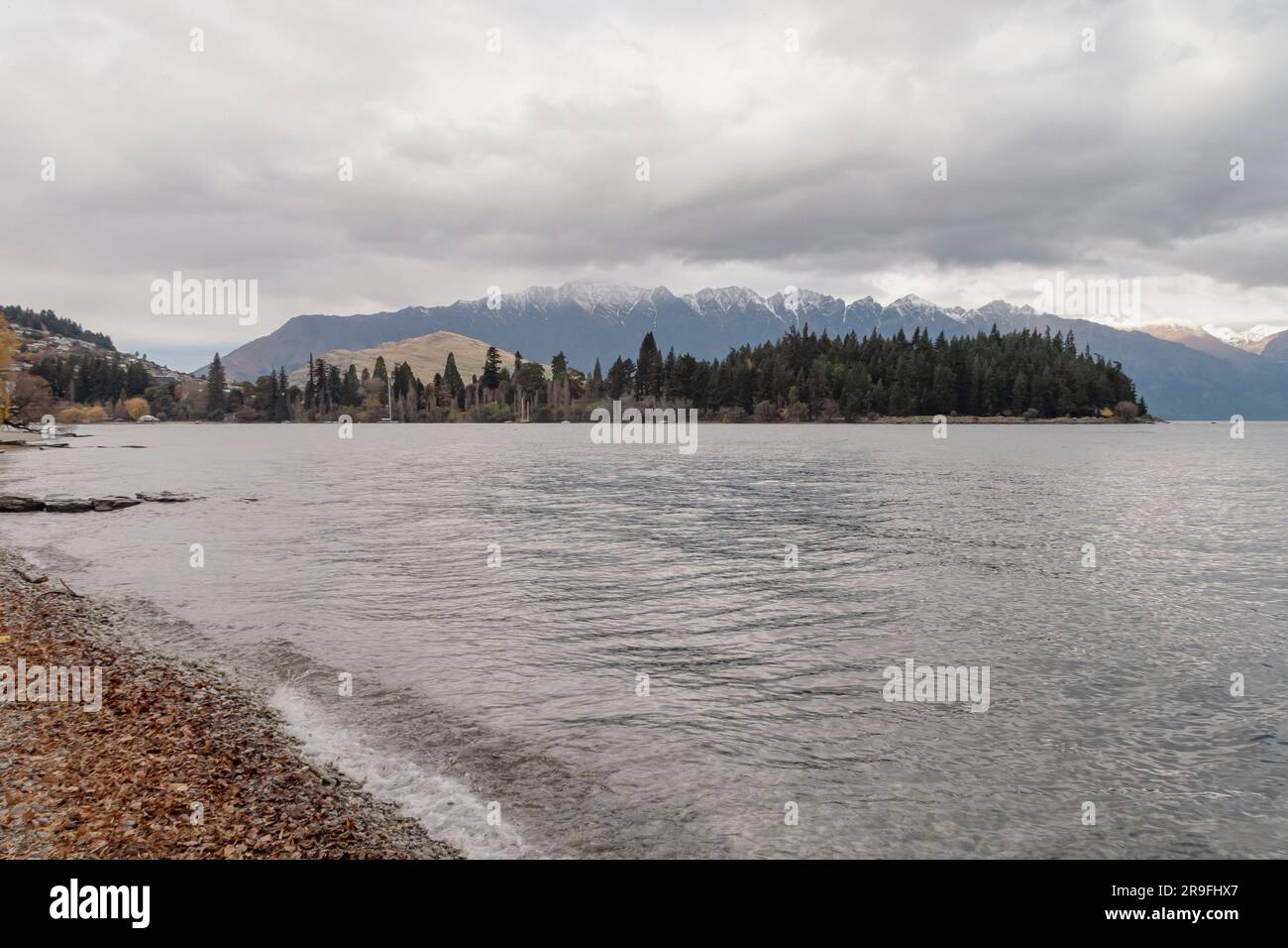 Foto del lago Wakatipu a Queenstown con montagne e nuvole sullo sfondo sull'Isola del Sud della nuova Zelanda Foto Stock