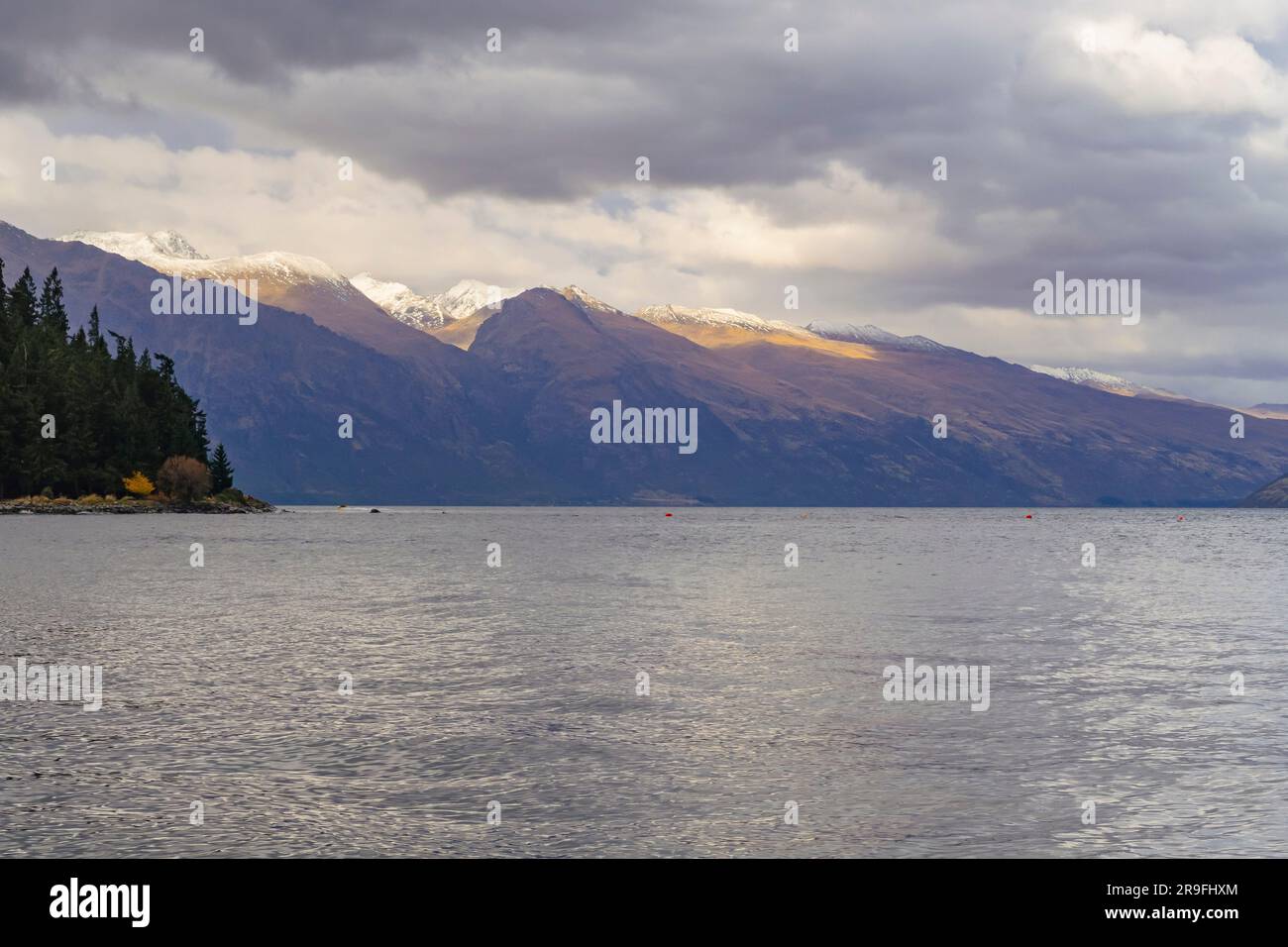 Foto del lago Wakatipu a Queenstown con montagne e nuvole sullo sfondo sull'Isola del Sud della nuova Zelanda Foto Stock