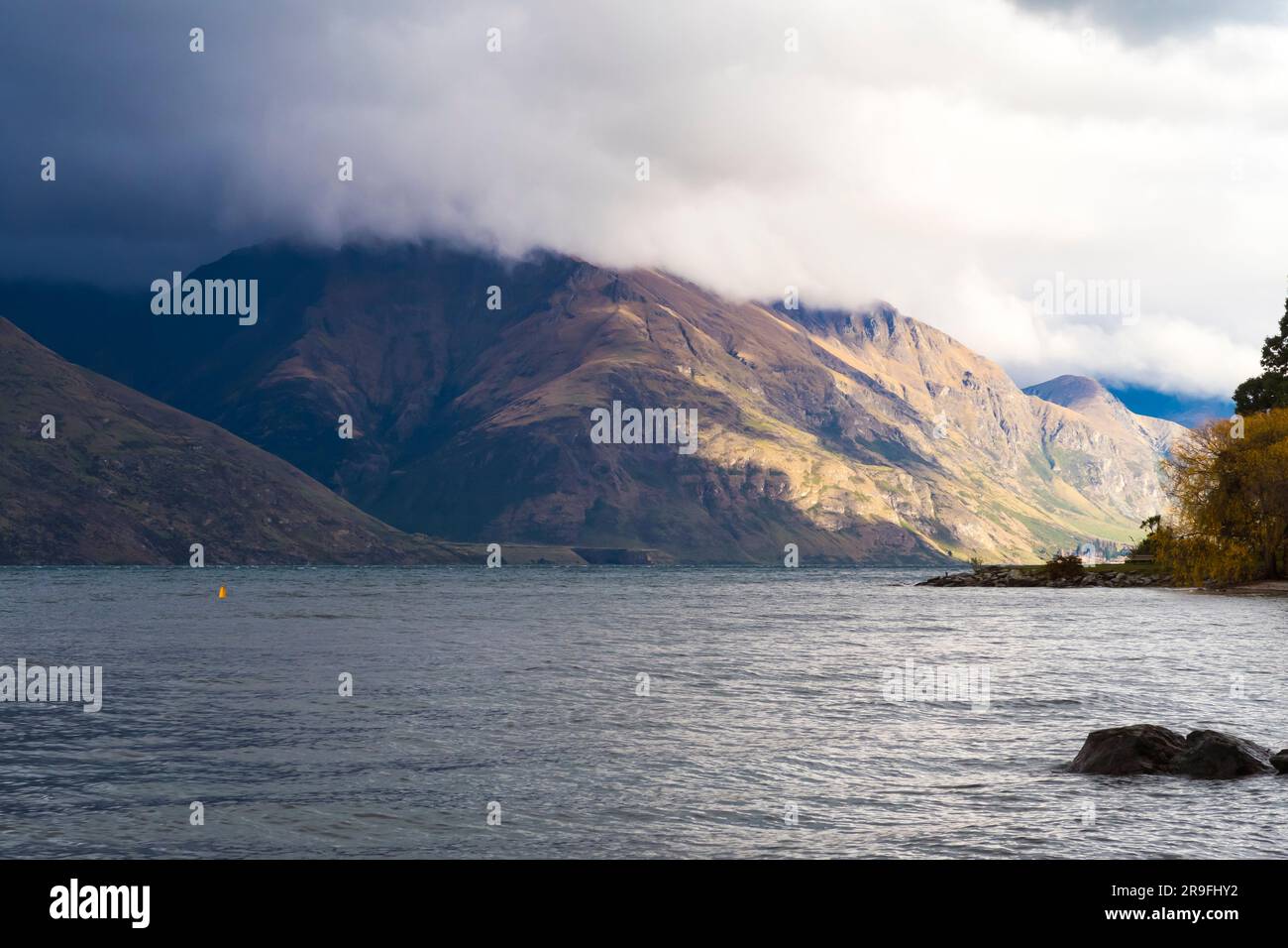 Foto del lago Wakatipu a Queenstown con montagne e nuvole sullo sfondo sull'Isola del Sud della nuova Zelanda Foto Stock