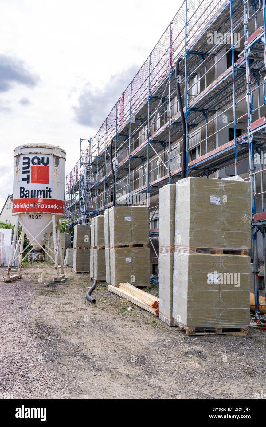 Ristrutturazione energetica di una casa plurifamiliare, isolamento termico, nuove finestre e nuovi tetti, Foto Stock