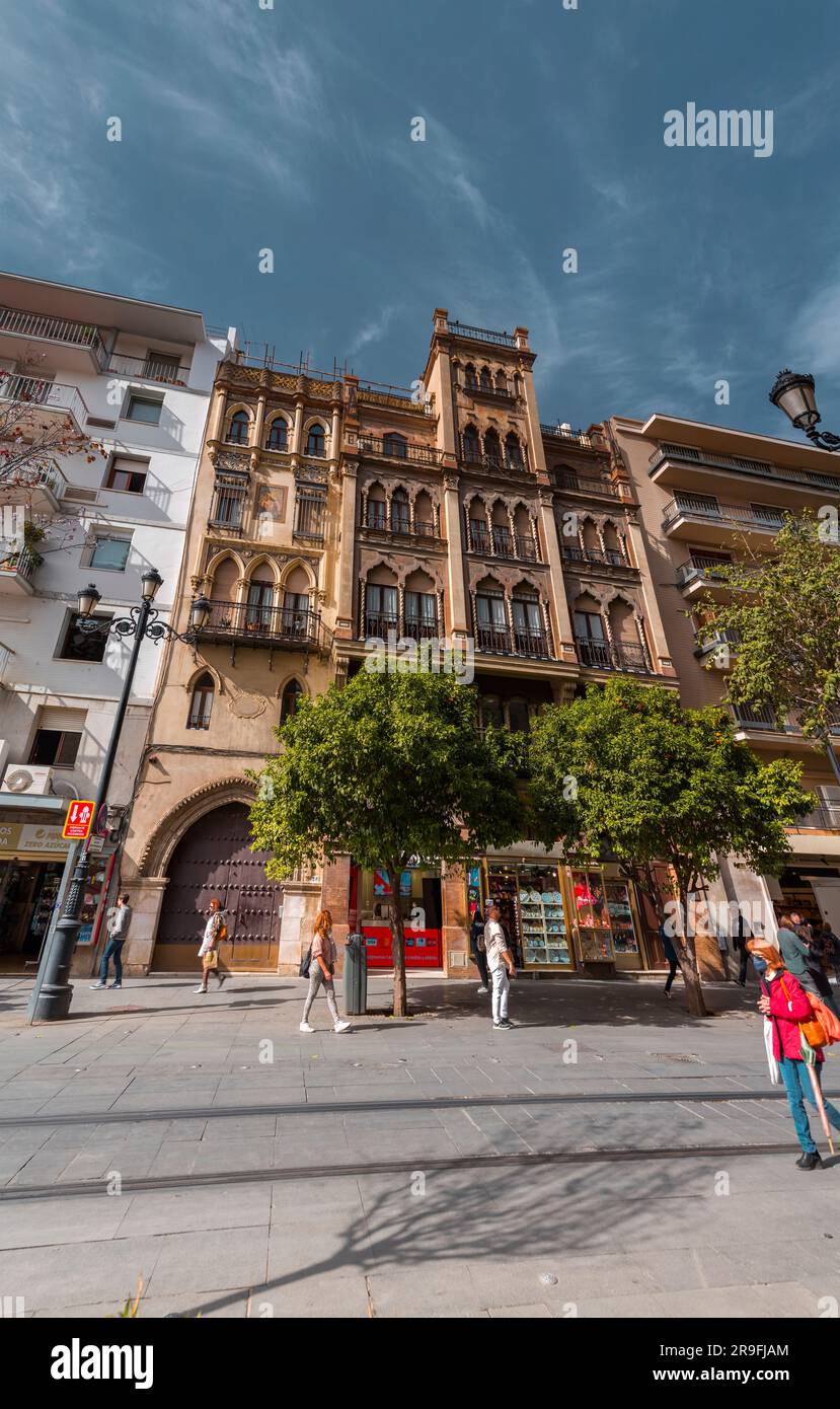 Siviglia, Spagna-24 febbraio 2022: Edifici, negozi e persone in viale della Costituzione, Avenida de la Constitucion nel centro di Siviglia, Andalusia, Spagna. Foto Stock