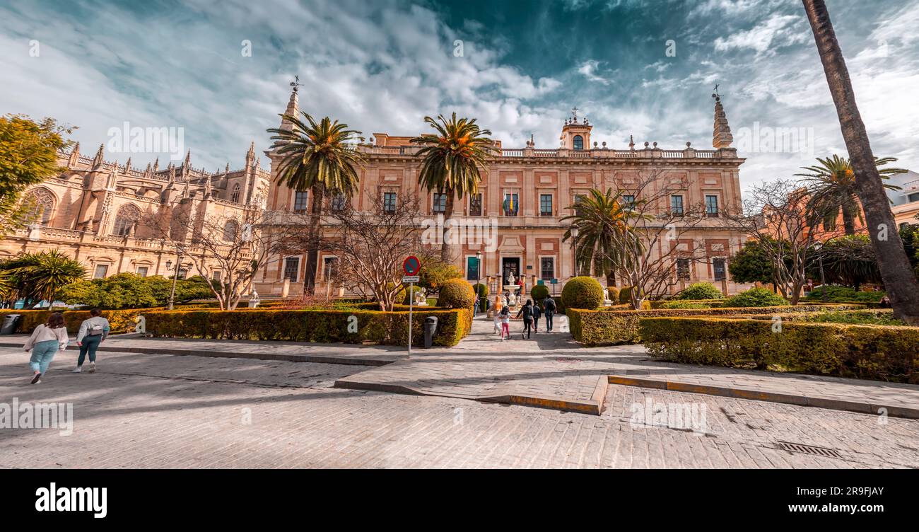 Siviglia, Spagna-24 febbraio 2022: L'Archivo General de Indias, ospitato nella Casa Lonja de Mercaderes è l'archivio dell'Impero spagnolo nell'Americo Foto Stock