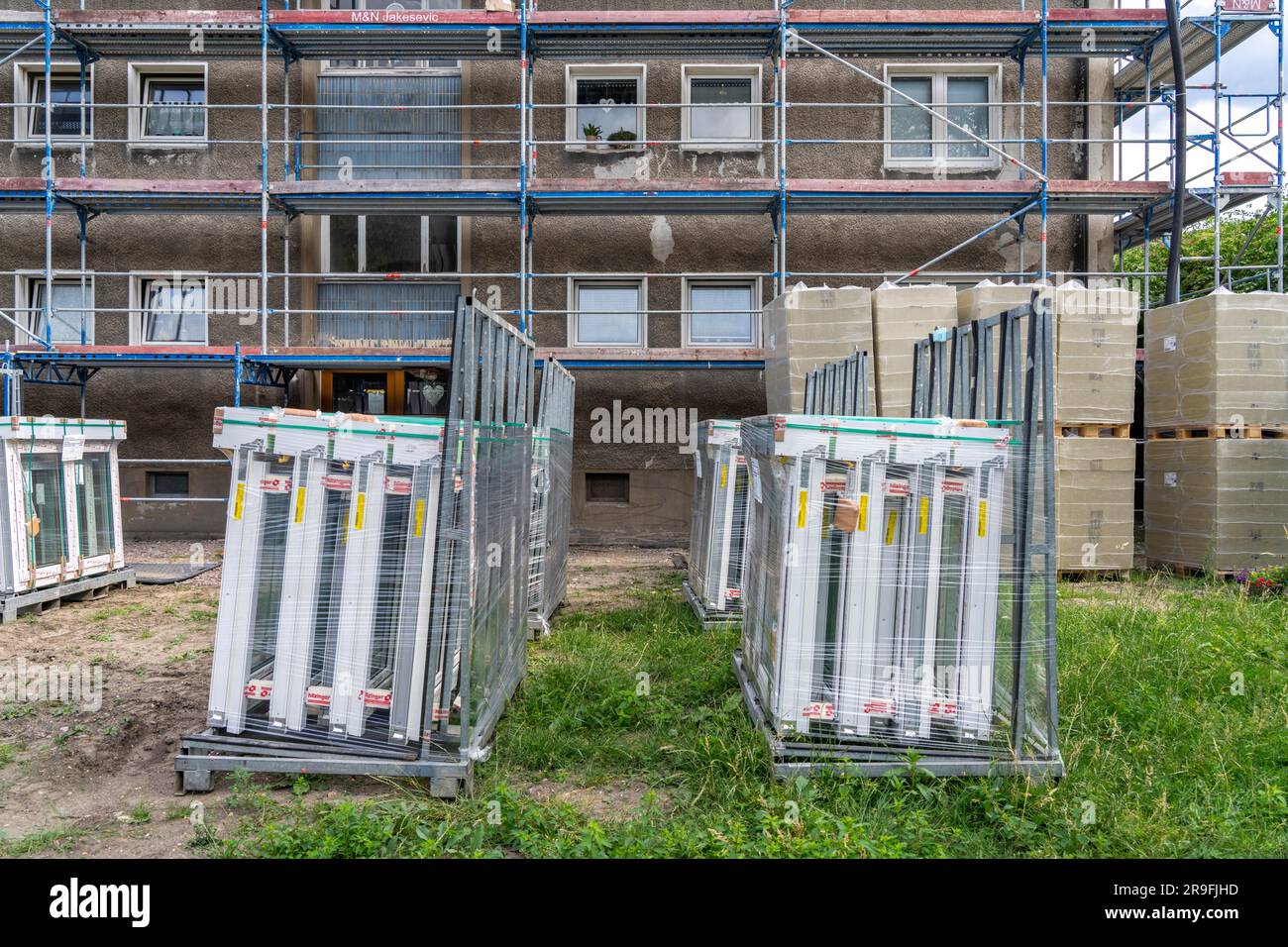 Ristrutturazione energetica di una casa plurifamiliare, isolamento termico, nuove finestre e nuovi tetti, Foto Stock