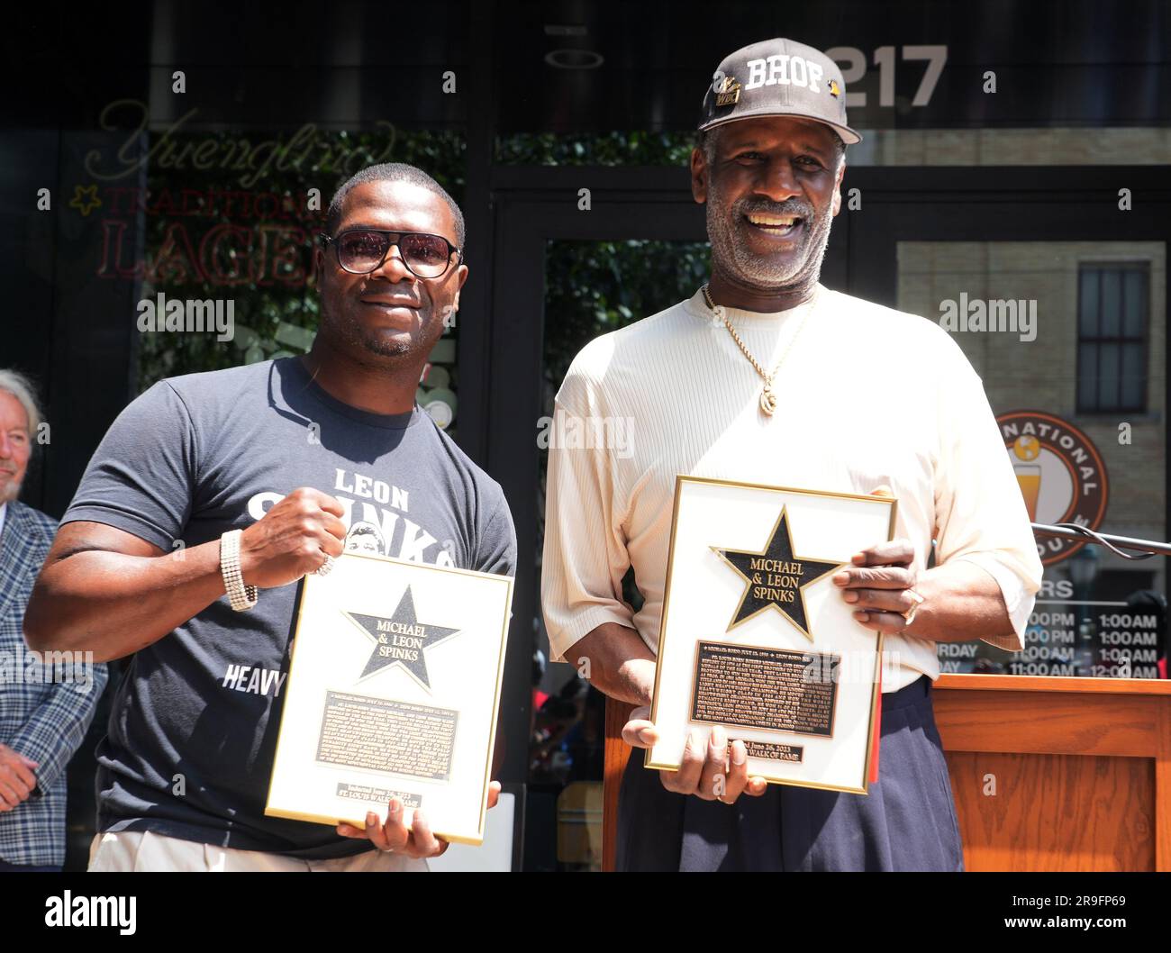 I pugili Corey Spinks (L) che rappresentano il defunto padre Leon e Michael Spinks mostrano le loro stelle sul St. Louis Walk of Fame durante le cerimonie a University City, Missouri, lunedì 26 giugno 2023. Leon Spinks ha gareggiato dal 1977 al 1995 e ha vinto l'indiscusso titolo dei pesi massimi nel 1978 dopo aver sconfitto Muhammad Ali. Michael Spinks detenne i campionati del mondo in due classi di peso, incluso l'indiscusso titolo dei pesi massimi leggeri dal 1983 al 1985 e il titolo dei pesi massimi in linea dal 1985 al 1988. Foto di Bill Greenblatt/UPI Foto Stock