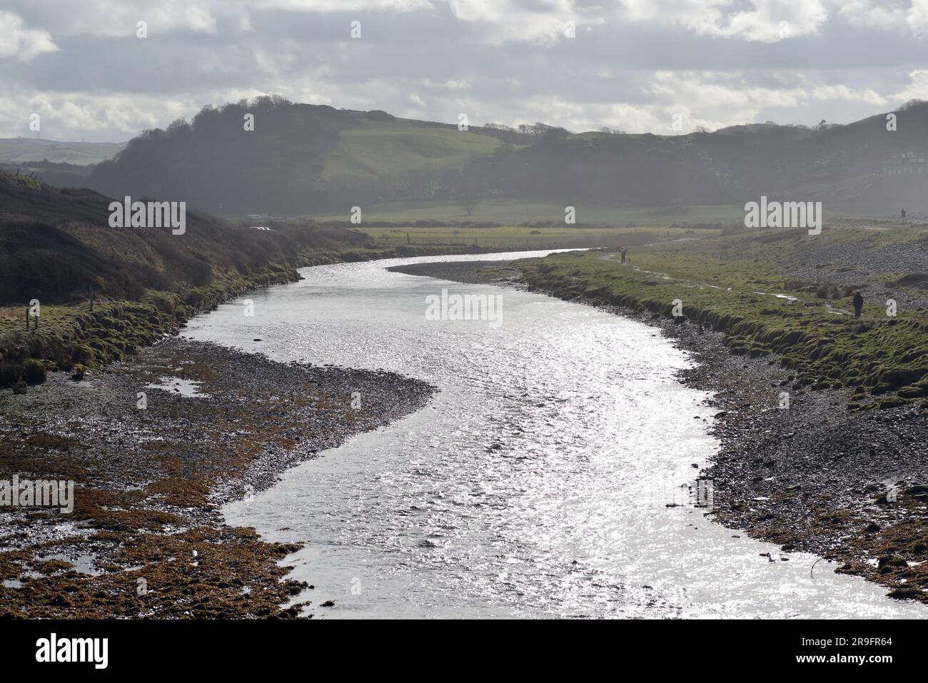 Afon Ystwyth vicino al punto in cui si unisce alla Baia di Cardigan Foto Stock