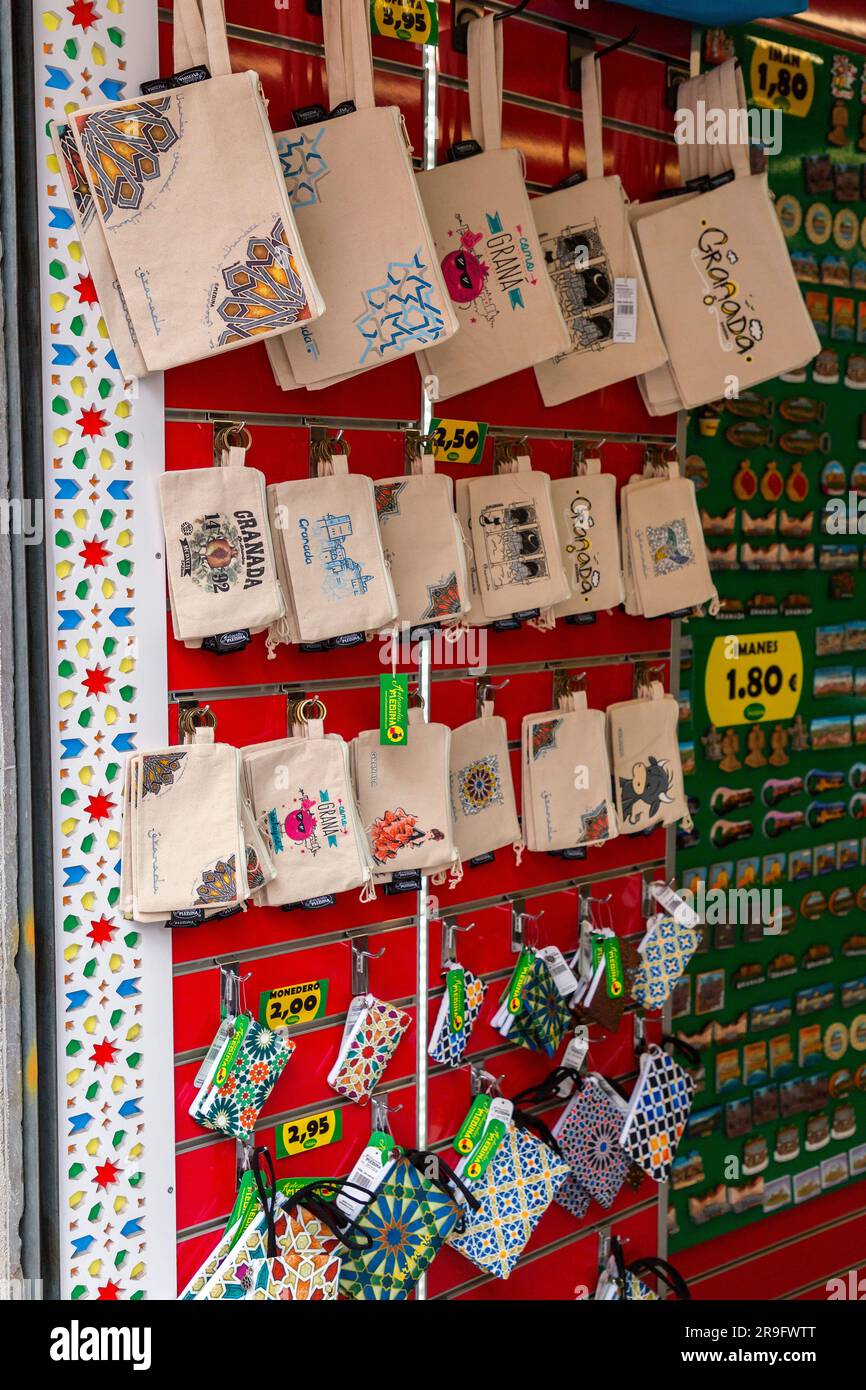 Granada, Spagna - 26 febbraio 2022: Souvenir turistici con stampe tipiche di Granada venduti in un negozio di articoli da regalo nella città vecchia di Granada, Andalusia, Foto Stock