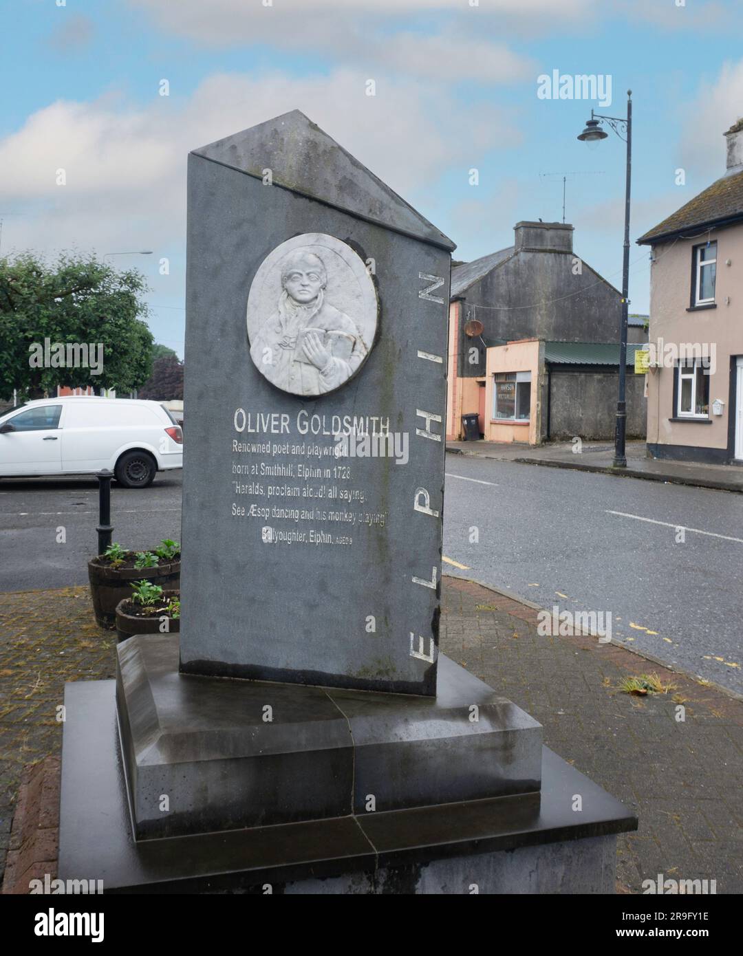 Un memoriale di Oliver Goldsmith, (1728-1774) nato a Elphin, Roscommon, Irlanda. Era uno scrittore e poeta. Meglio conosciuto per la poesia The Deserted Village Foto Stock