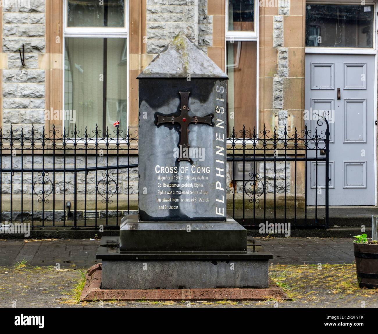 Una replica della Croce di Cong nella città di Elphin, Roscommon, Irlanda. La croce originale è conservata nel National Museum of Ireland. Foto Stock