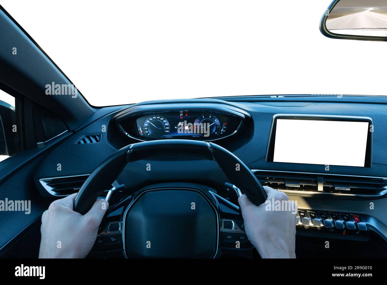 Vista in prima persona della guida con le mani sul volante, con parabrezza e display isolati Foto Stock