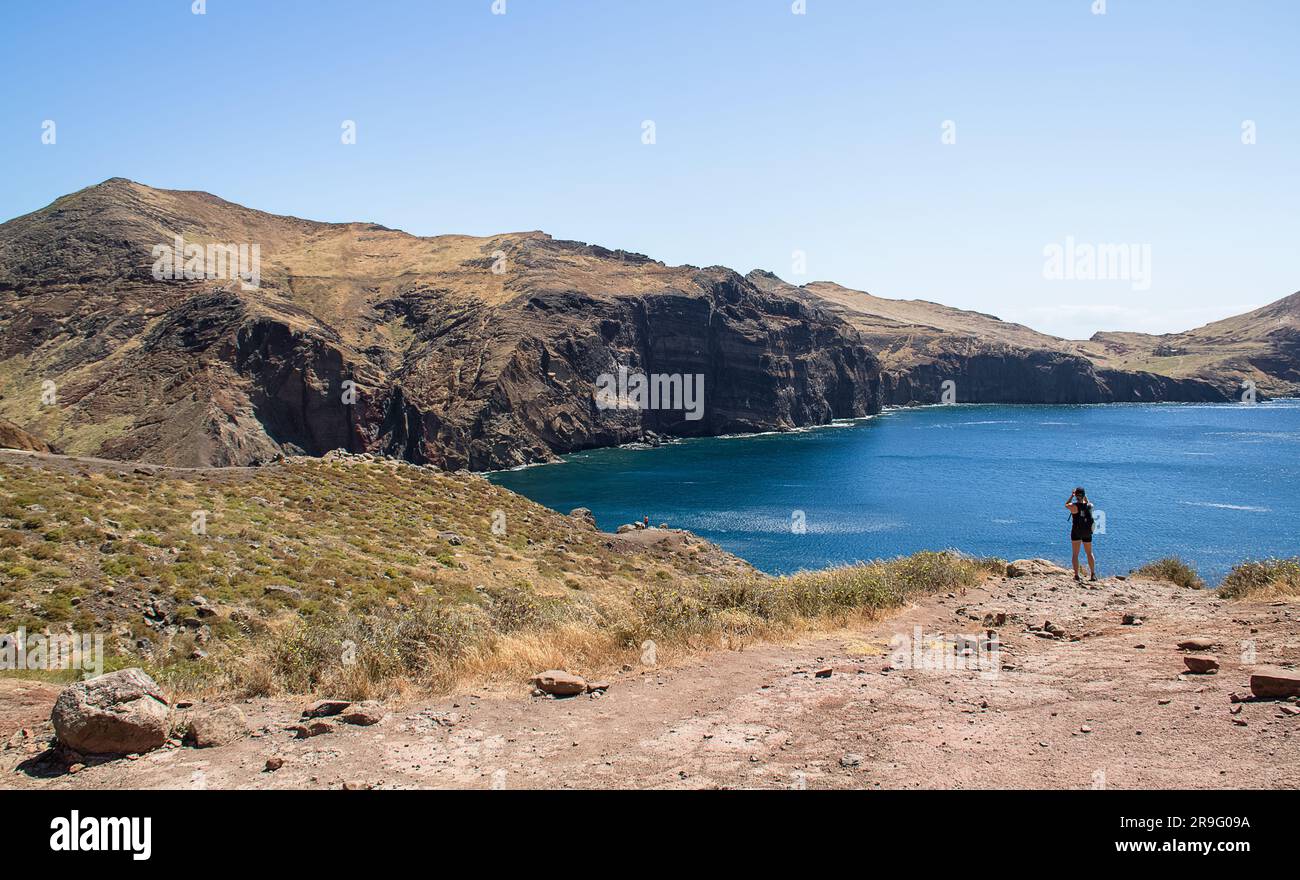 Isola di Madeira Portogallo - 04 19 2023: Vista di una donna turistica, scatta una foto e fai un'escursione a piedi a St Capo Loureno o Cabo de São Lourenco, grande paesaggio i Foto Stock