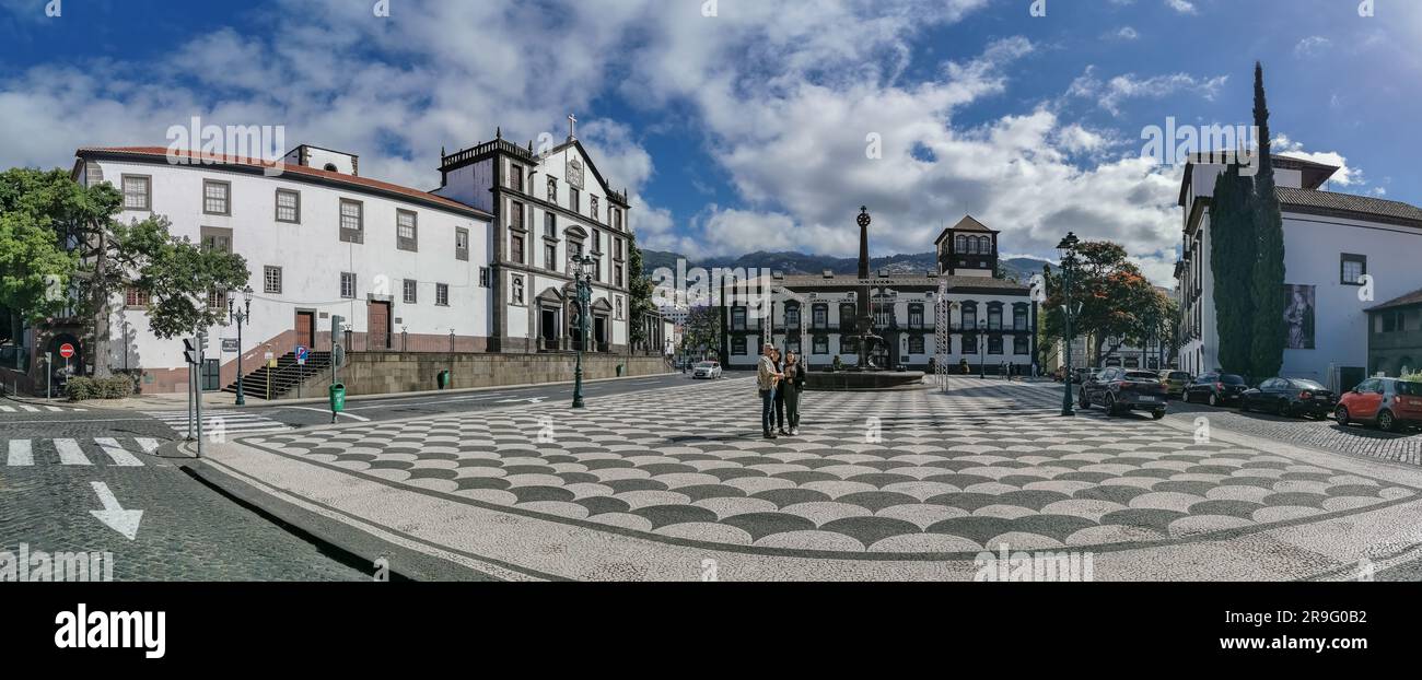 Isola di Madeira Portogallo - 04 19 2023: Vista panoramica sulla Piazza Municipale o su Praka do Municipio, una piazza centrale situata nel centro di Funchal, pub Foto Stock