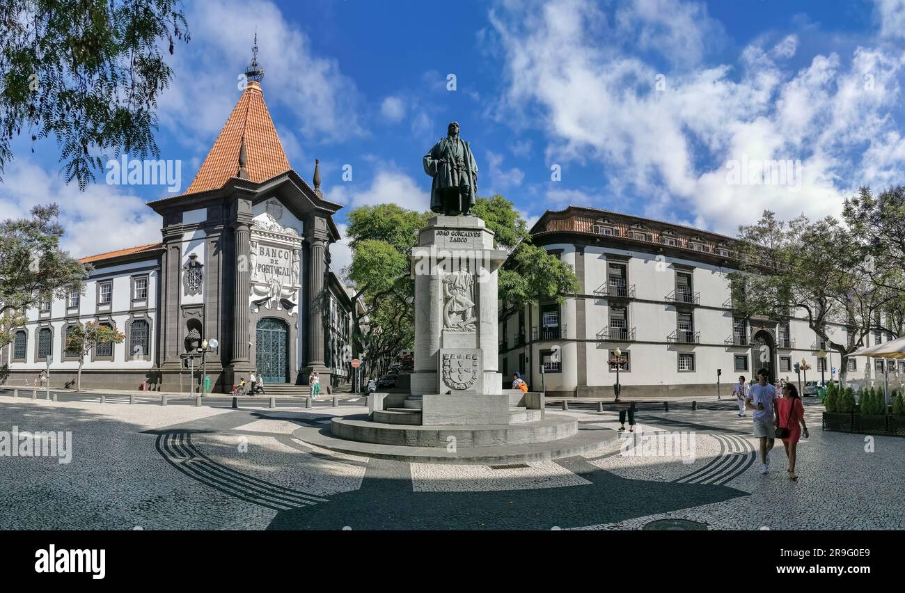 Isola di Madeira Portogallo - 04 19 2023: Vista panoramica sulla facciata anteriore della Banca del Portogallo, edificio del governo regionale e statua di João Zarco, Fun Foto Stock