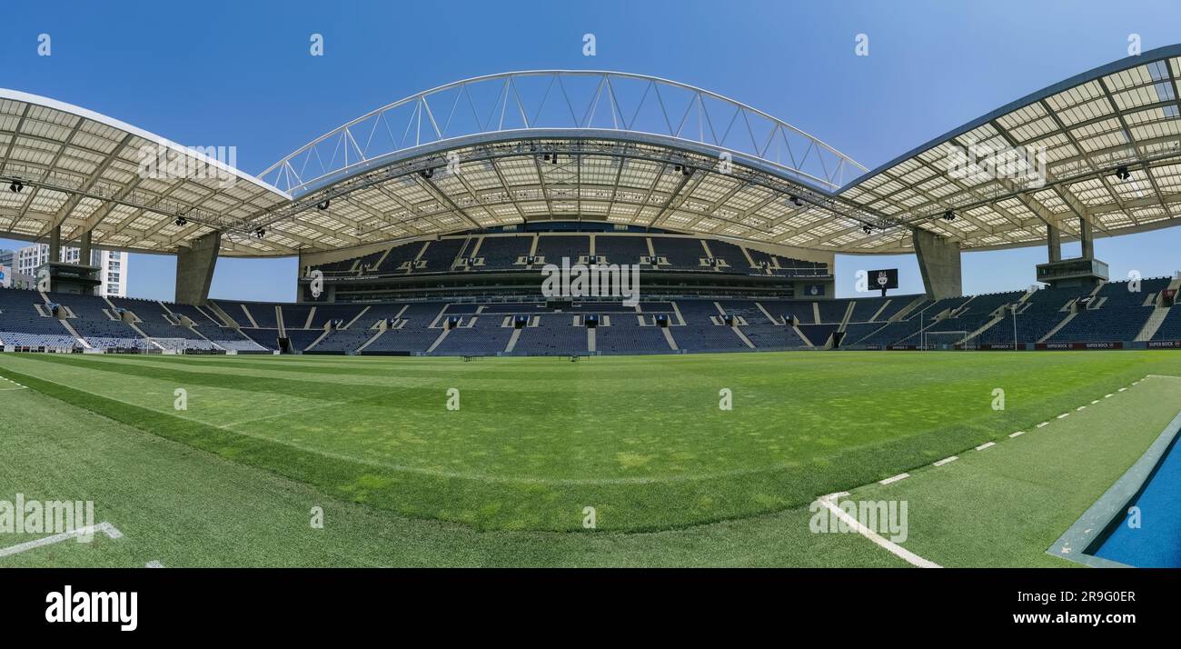 Porto Portugal - 06 05 2023: Vista panoramica interna del Dragon Stadium o Estadio do Dragão o Dragon Arena, uno stadio di calcio a tutti i posti a Porto Foto Stock