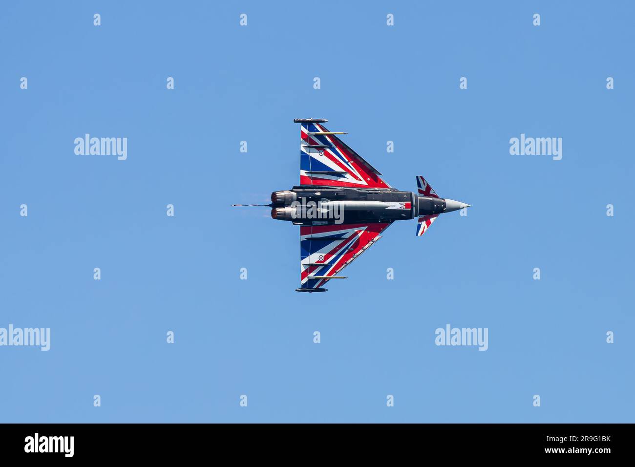 La Royal Air Force Typhoon display Team si esibisce per la folla all'evento National Armed Forces Day a Falmouth il 24 giugno 2023 Foto Stock