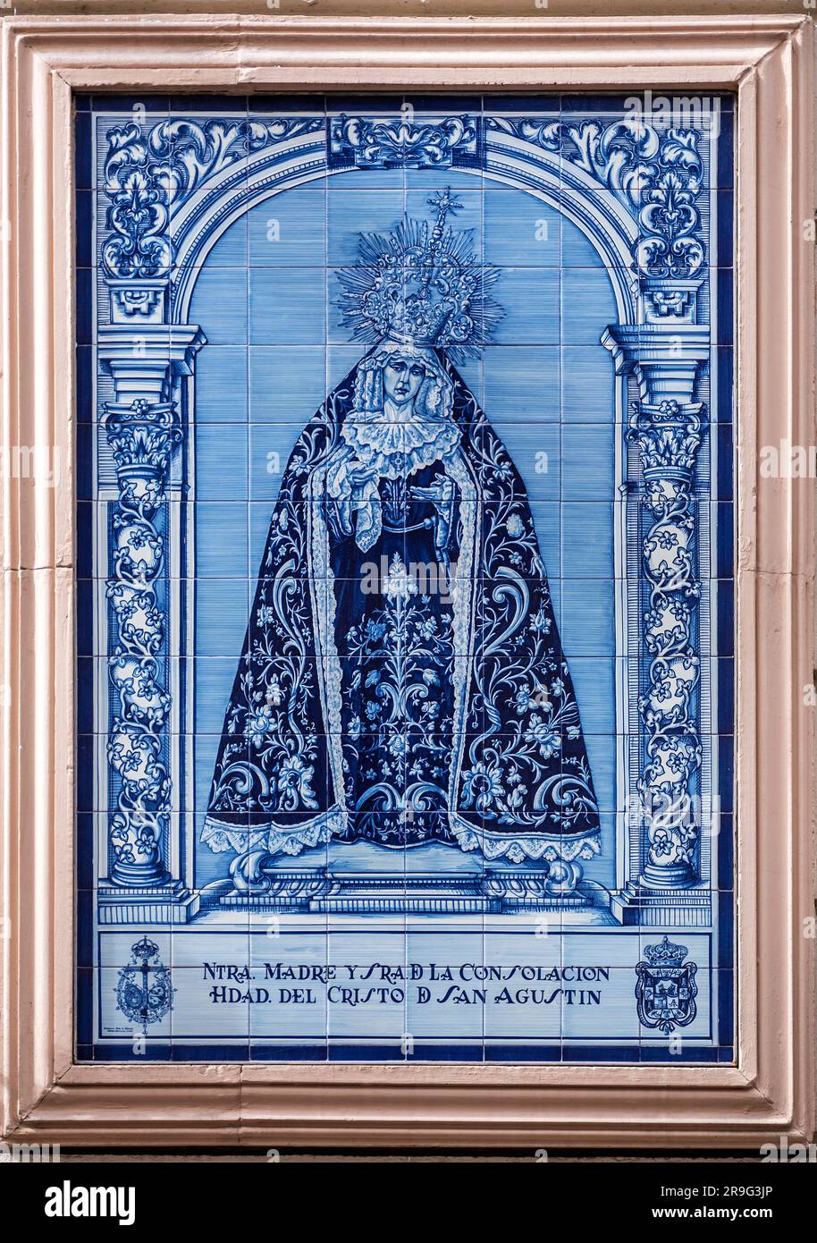 Granada, Spagna - 26 febbraio 2022: Raffigurazione religiosa della Vergine Maria su un affresco in piastrelle di ceramica in una strada di Granada. Foto Stock