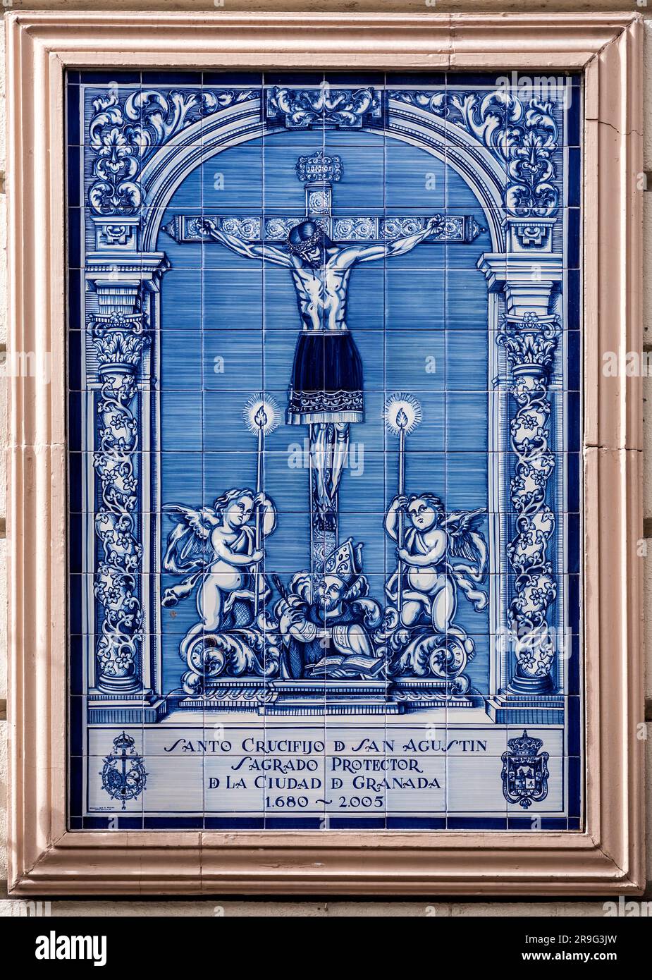Granada, Spagna - 26 febbraio 2022: Rappresentazione religiosa di San Augustin, il Protettore di Granada su un affresco in piastrelle di ceramica in una strada di Granada. Foto Stock