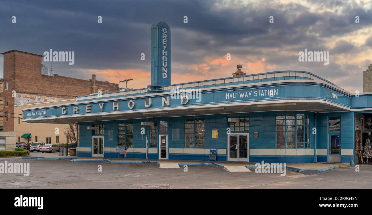 La vecchia stazione degli autobus Greyhound di Jackson, Tennessee, è ora sede del Doe's Eat Place. Foto Stock