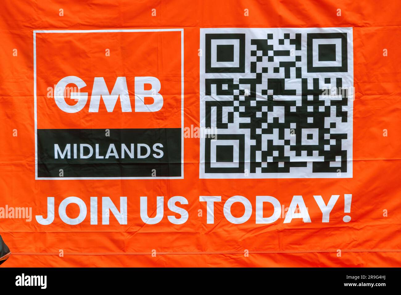 Banner arancione GMB Midlands union con logo e codice QR all'evento gay Pride Foto Stock
