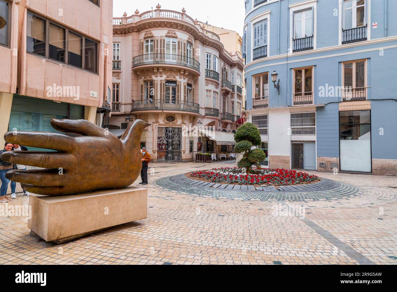 Malaga, Spagna - FEB 27, 2022: Statua Chiromantic Bird di Jose Sequiri, una forma a mano mezza colomba e mezza aperta, basata su un disegno dell'artista Malagan Foto Stock