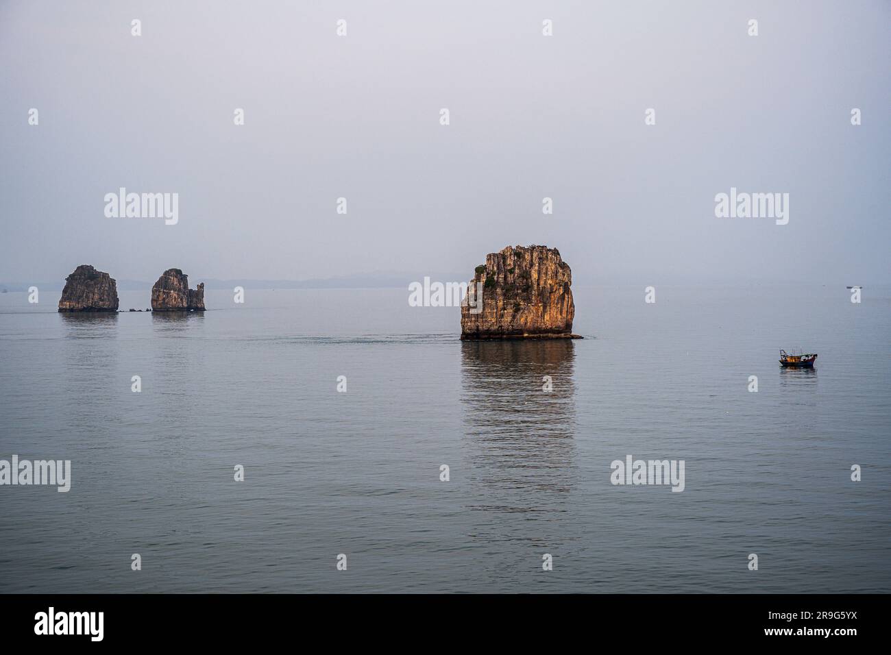 Una foto minimalista di ha Long Bay durante una mattinata nebbiosa Foto Stock