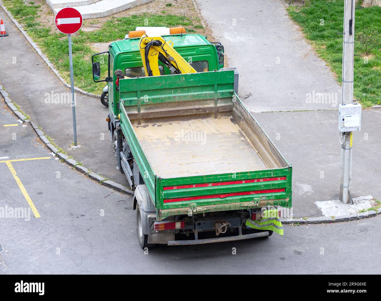 Moderno veicolo per camion con cassone ribaltabile per il trasporto vuoto in un parco pubblico utilizzato nel settore del giardinaggio per un ambiente pulito Foto Stock