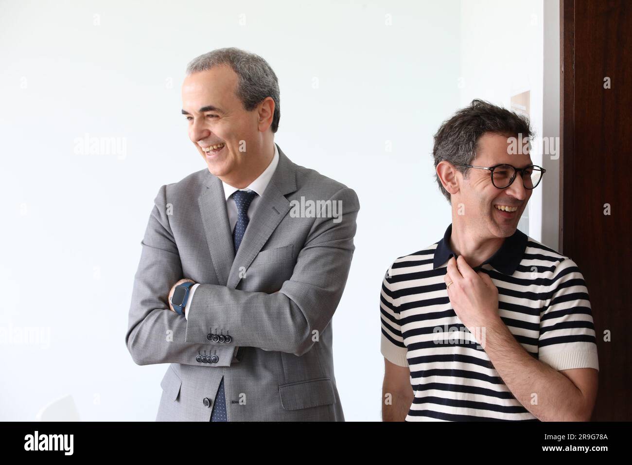 Direttore esecutivo del servizio sanitario Nazionale (SNS), Fernando Araújo parla con il primo paziente in sala d'attesa durante l'inizio dell'attività dei centri di valutazione medica e psicologica (CAMP) presso l'unità sanitaria locale di Matosinhos. Questo progetto pilota prevede la presenza di utenti nei campi di Viana do Castelo e Matosinhos, al fine di ottenere certificati medici per la patente di guida, nonché certificati medici per cacciatori, uso e trasporto di armi, sportivi nautici, tra gli altri. altri, che corrispondono a un enorme onere in termini di tempo speso Foto Stock