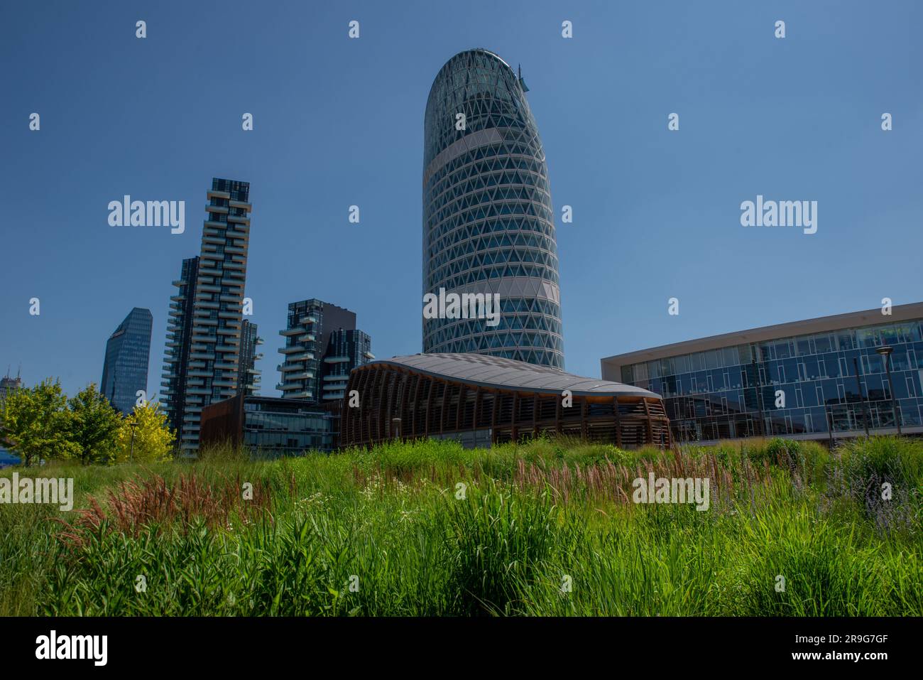 Giardino in primavera nel quartiere Isola di Milano Foto Stock