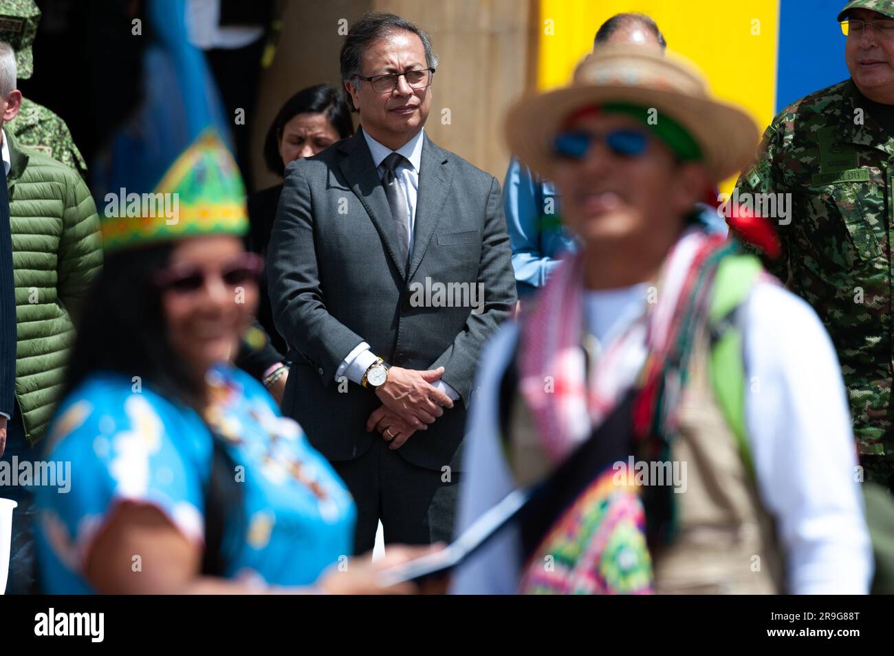 Bogotà, Colombia. 26 giugno 2023. il presidente colombiano Gustavo Petro durante la cerimonia d'onore ai soldati e agli indigeni che hanno contribuito al salvataggio dei bambini scomparsi durante l'Operacion Esperanza, a Bogotà, Colombia, 26 giugno 2023. Foto di: Chepa Beltran/Long Visual Press Credit: Long Visual Press/Alamy Live News Foto Stock