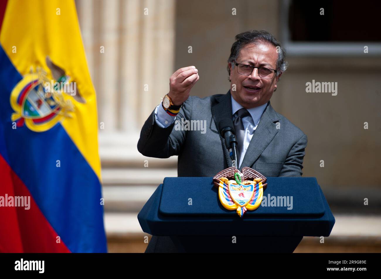 Bogotà, Colombia. 26 giugno 2023. il presidente colombiano Gustavo Petro durante la cerimonia d'onore ai soldati e agli indigeni che hanno contribuito al salvataggio dei bambini scomparsi durante l'Operacion Esperanza, a Bogotà, Colombia, 26 giugno 2023. Foto di: Chepa Beltran/Long Visual Press Credit: Long Visual Press/Alamy Live News Foto Stock