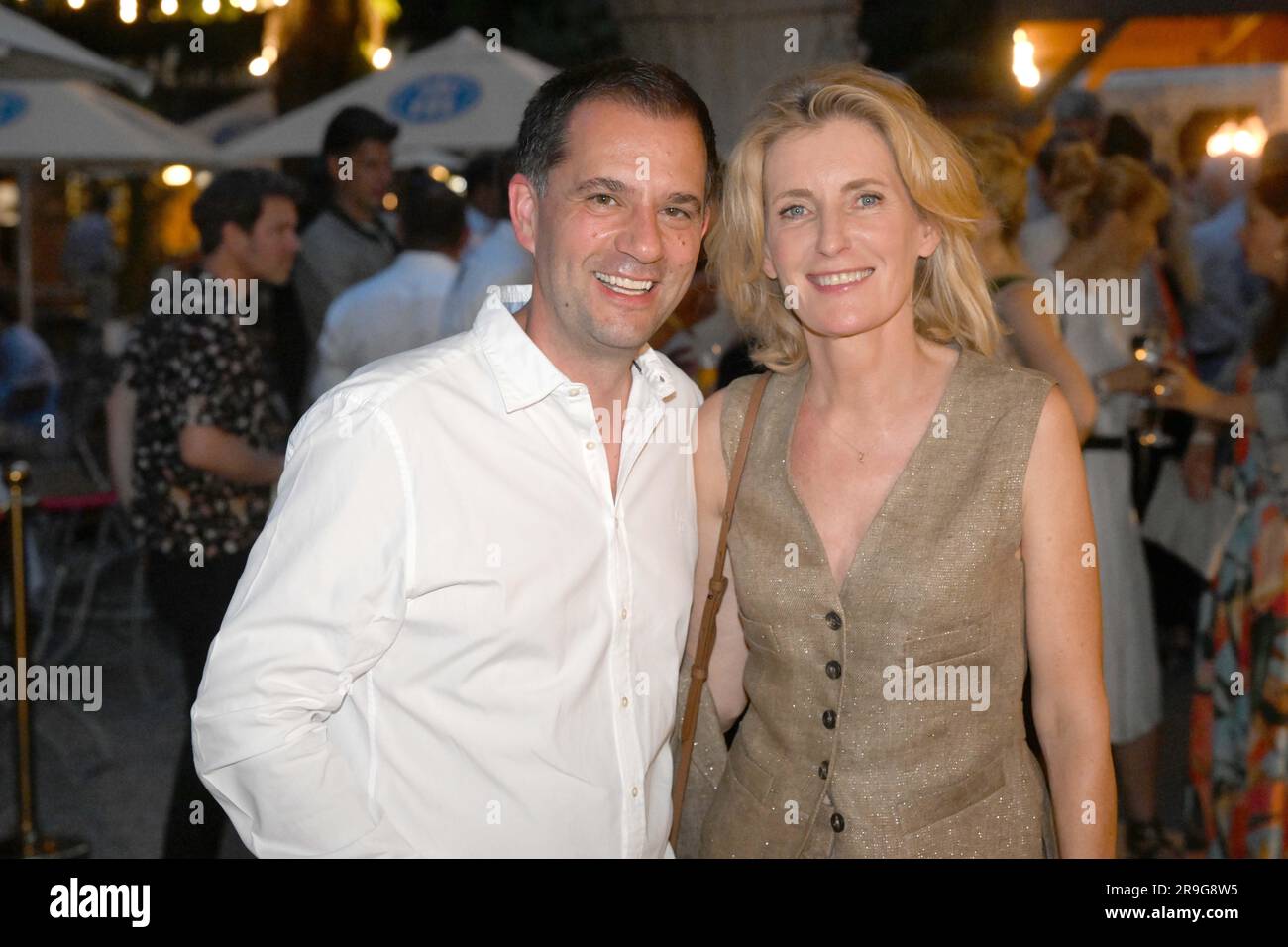 Monaco, Germania. 26 giugno 2023. Hannes Heyelmann, Warner Bros. Discovery (l) e l'attrice Maria Furtwängler festeggiano al ricevimento UFA del Park Café di Monaco. La compagnia di produzione cinematografica ha celebrato con molte celebrità come parte del Festival del Cinema di Monaco. Credito: Felix Hörhager/dpa/Alamy Live News Foto Stock