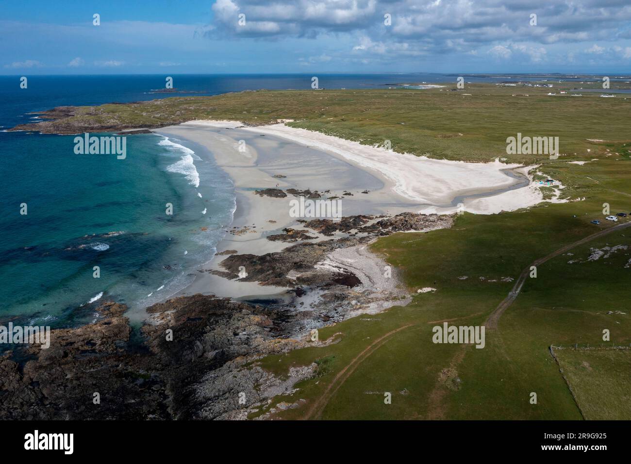 Vista aerea della spiaggia di Balevullin Bay, dell'isola di Tiree, delle Ebridi interne, della Scozia. Foto Stock