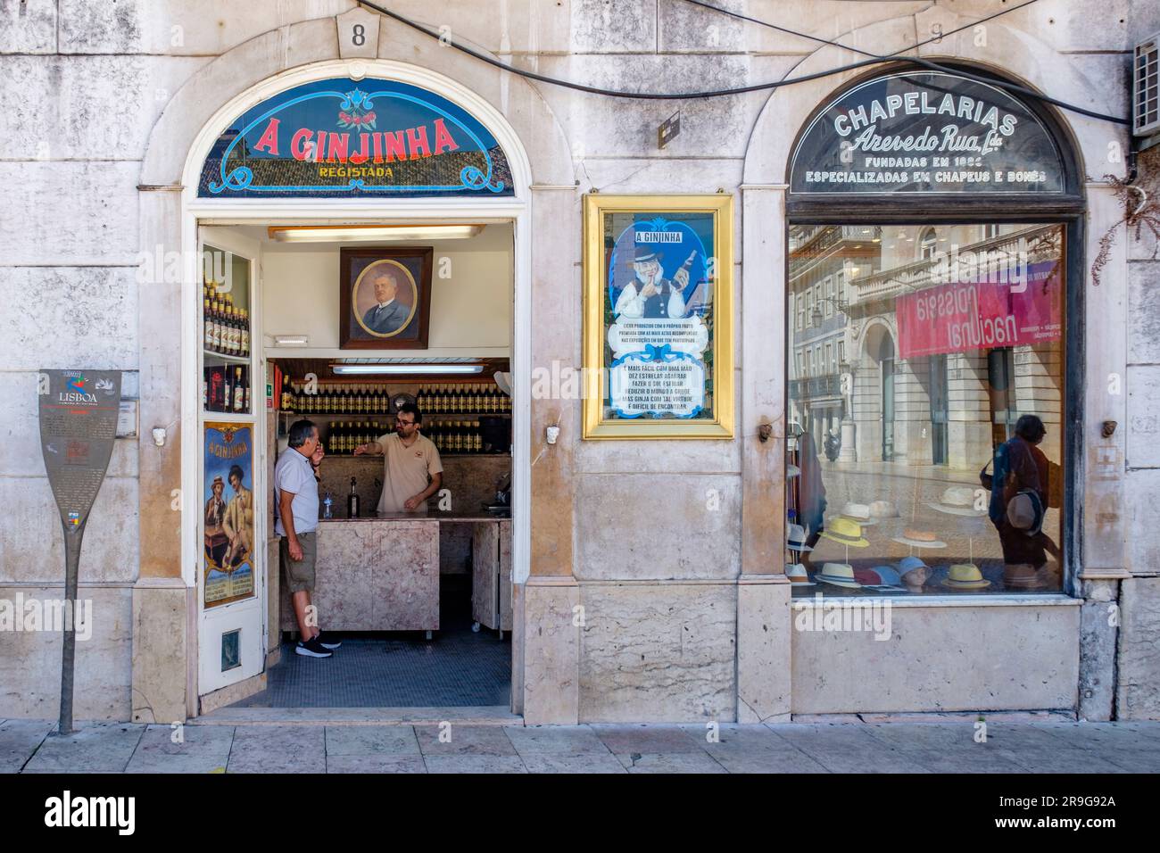 Facciata di Un bar Ginginha Espinheira, largo de São Domingos, Plaza de São Domingos, quartiere Rossio, Lisbona, Portogallo Foto Stock