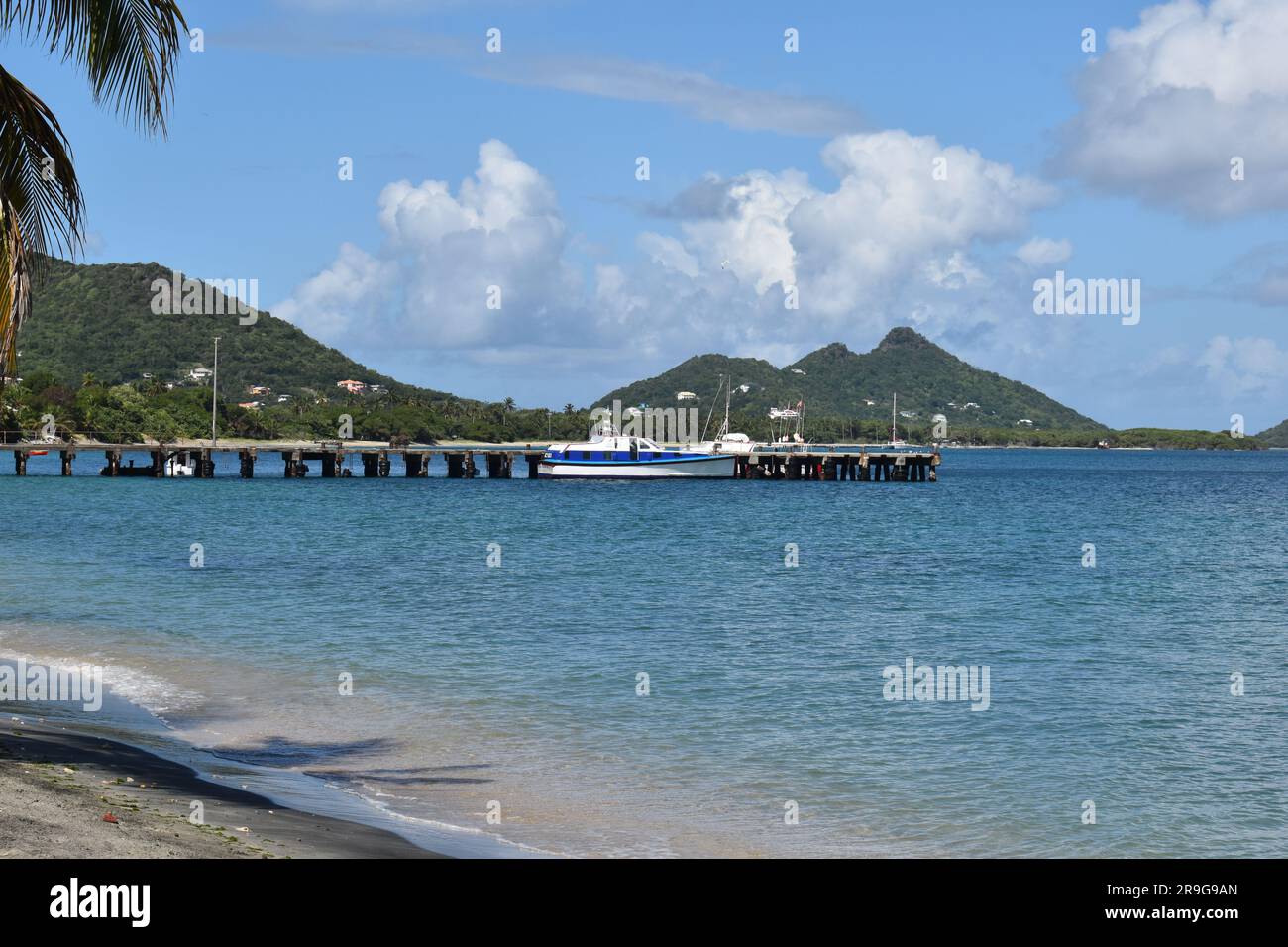 Hillsborough Bay lungo la costa e Main Street a Hillsborough, Carriacou Foto Stock