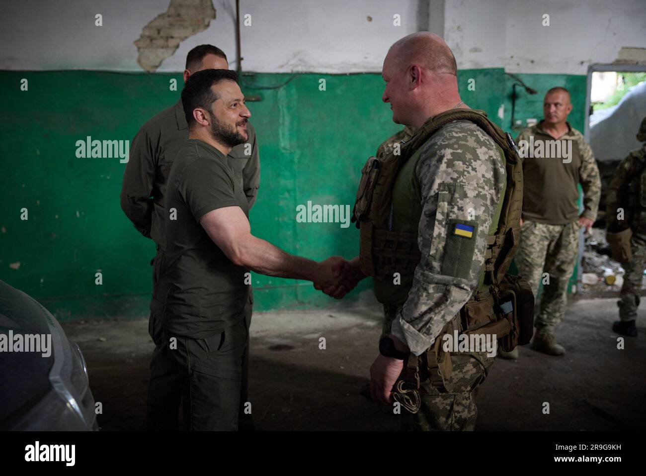 Un giorno dopo un tentativo di colpo di stato militare in Russia e durante un viaggio di lavoro nella regione di Zaporizhzhia, il presidente Volodymyr Zelensky ha visitato le posizioni in prima linea delle forze armate ucraine nel settore di Melitopol. Al posto di comando, il capo di Stato ha ascoltato la relazione del comandante del gruppo operativo e strategico di truppe di Tavria generale di brigata Oleksandr Tarnavskyi. Il presidente è stato informato della situazione operativa generale nell'area di prima linea, della dinamica di avanzamento nelle direzioni principali e della necessità di alcuni tipi di armi. Foto Stock