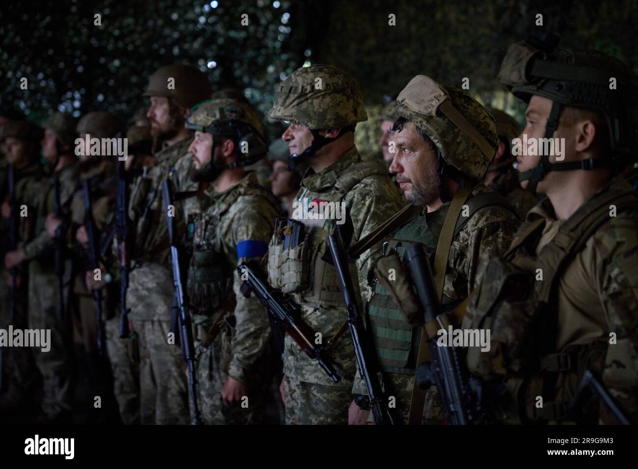 Un giorno dopo un tentativo di colpo di stato militare in Russia e durante un viaggio di lavoro nella regione di Zaporizhzhia, il presidente Volodymyr Zelensky ha visitato le posizioni in prima linea delle forze armate ucraine nel settore di Melitopol. Al posto di comando, il capo di Stato ha ascoltato la relazione del comandante del gruppo operativo e strategico di truppe di Tavria generale di brigata Oleksandr Tarnavskyi. Il presidente è stato informato della situazione operativa generale nell'area di prima linea, della dinamica di avanzamento nelle direzioni principali e della necessità di alcuni tipi di armi. Foto Stock