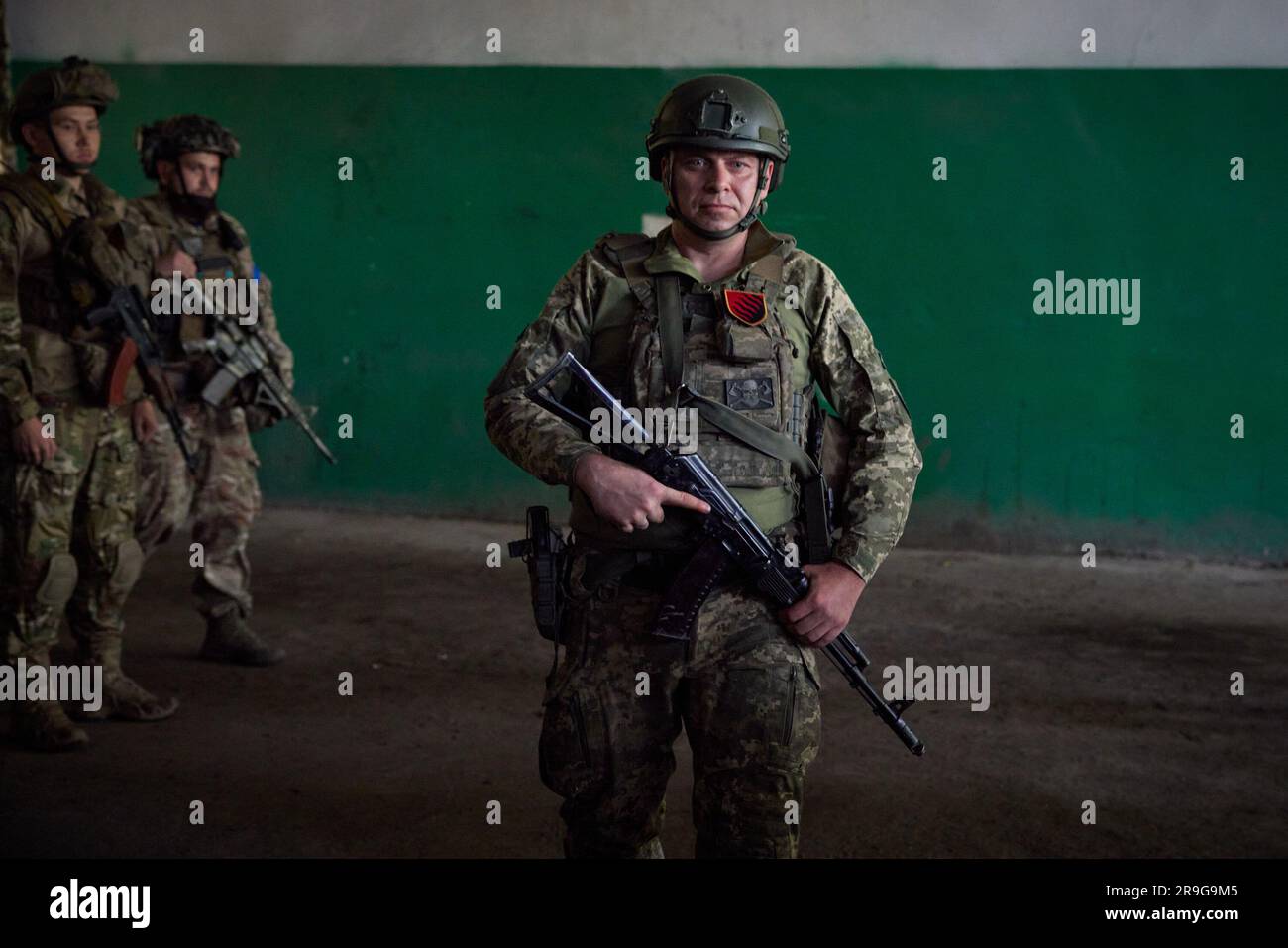Un giorno dopo un tentativo di colpo di stato militare in Russia e durante un viaggio di lavoro nella regione di Zaporizhzhia, il presidente Volodymyr Zelensky ha visitato le posizioni in prima linea delle forze armate ucraine nel settore di Melitopol. Al posto di comando, il capo di Stato ha ascoltato la relazione del comandante del gruppo operativo e strategico di truppe di Tavria generale di brigata Oleksandr Tarnavskyi. Il presidente è stato informato della situazione operativa generale nell'area di prima linea, della dinamica di avanzamento nelle direzioni principali e della necessità di alcuni tipi di armi. Foto Stock