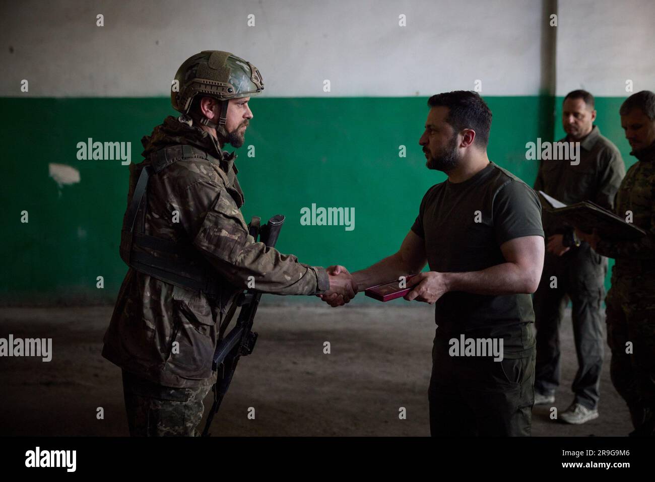 Un giorno dopo un tentativo di colpo di stato militare in Russia e durante un viaggio di lavoro nella regione di Zaporizhzhia, il presidente Volodymyr Zelensky ha visitato le posizioni in prima linea delle forze armate ucraine nel settore di Melitopol. Al posto di comando, il capo di Stato ha ascoltato la relazione del comandante del gruppo operativo e strategico di truppe di Tavria generale di brigata Oleksandr Tarnavskyi. Il presidente è stato informato della situazione operativa generale nell'area di prima linea, della dinamica di avanzamento nelle direzioni principali e della necessità di alcuni tipi di armi. Foto Stock