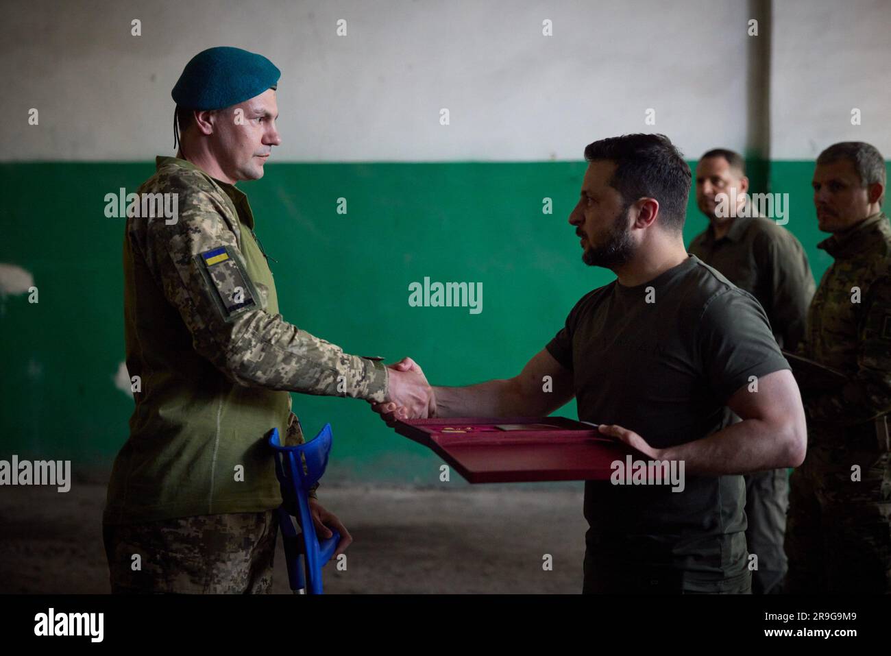 Un giorno dopo un tentativo di colpo di stato militare in Russia e durante un viaggio di lavoro nella regione di Zaporizhzhia, il presidente Volodymyr Zelensky ha visitato le posizioni in prima linea delle forze armate ucraine nel settore di Melitopol. Al posto di comando, il capo di Stato ha ascoltato la relazione del comandante del gruppo operativo e strategico di truppe di Tavria generale di brigata Oleksandr Tarnavskyi. Il presidente è stato informato della situazione operativa generale nell'area di prima linea, della dinamica di avanzamento nelle direzioni principali e della necessità di alcuni tipi di armi. Foto Stock