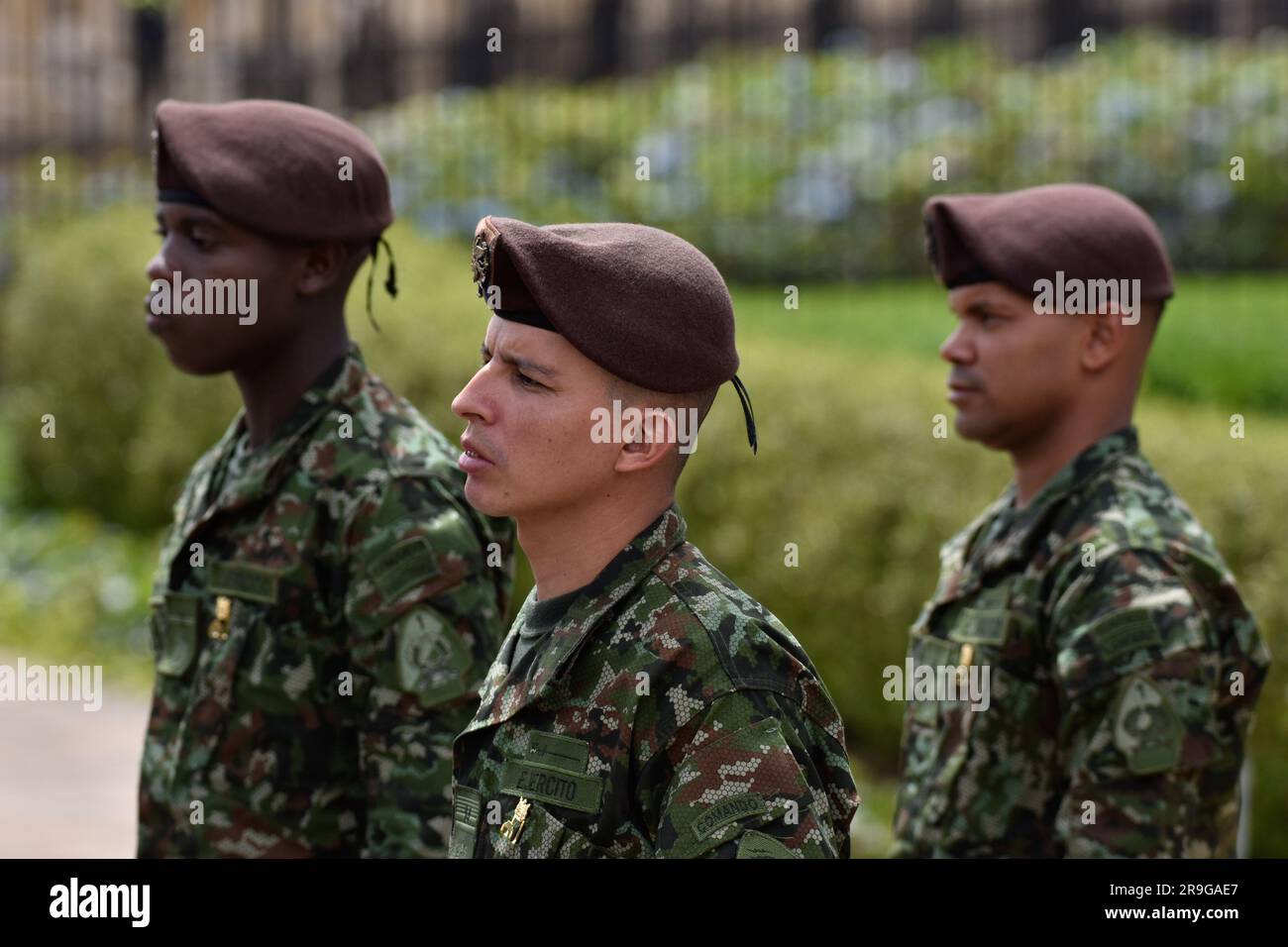 Bogotà, Colombia. 26 giugno 2023. I membri militari colombiani sono presenti durante la cerimonia d'onore ai soldati e agli indigeni che hanno contribuito al salvataggio dei bambini scomparsi durante l'Operacion Esperanza, a Bogotà, Colombia, 26 giugno 2023. Foto di: Cristian Bayona/Long Visual Press Credit: Long Visual Press/Alamy Live News Foto Stock