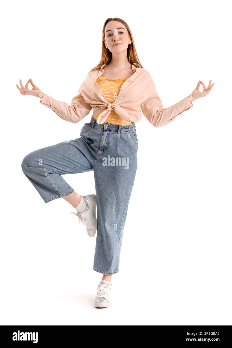 Giovane donna che medita su sfondo bianco. Concetto di equilibrio Foto Stock