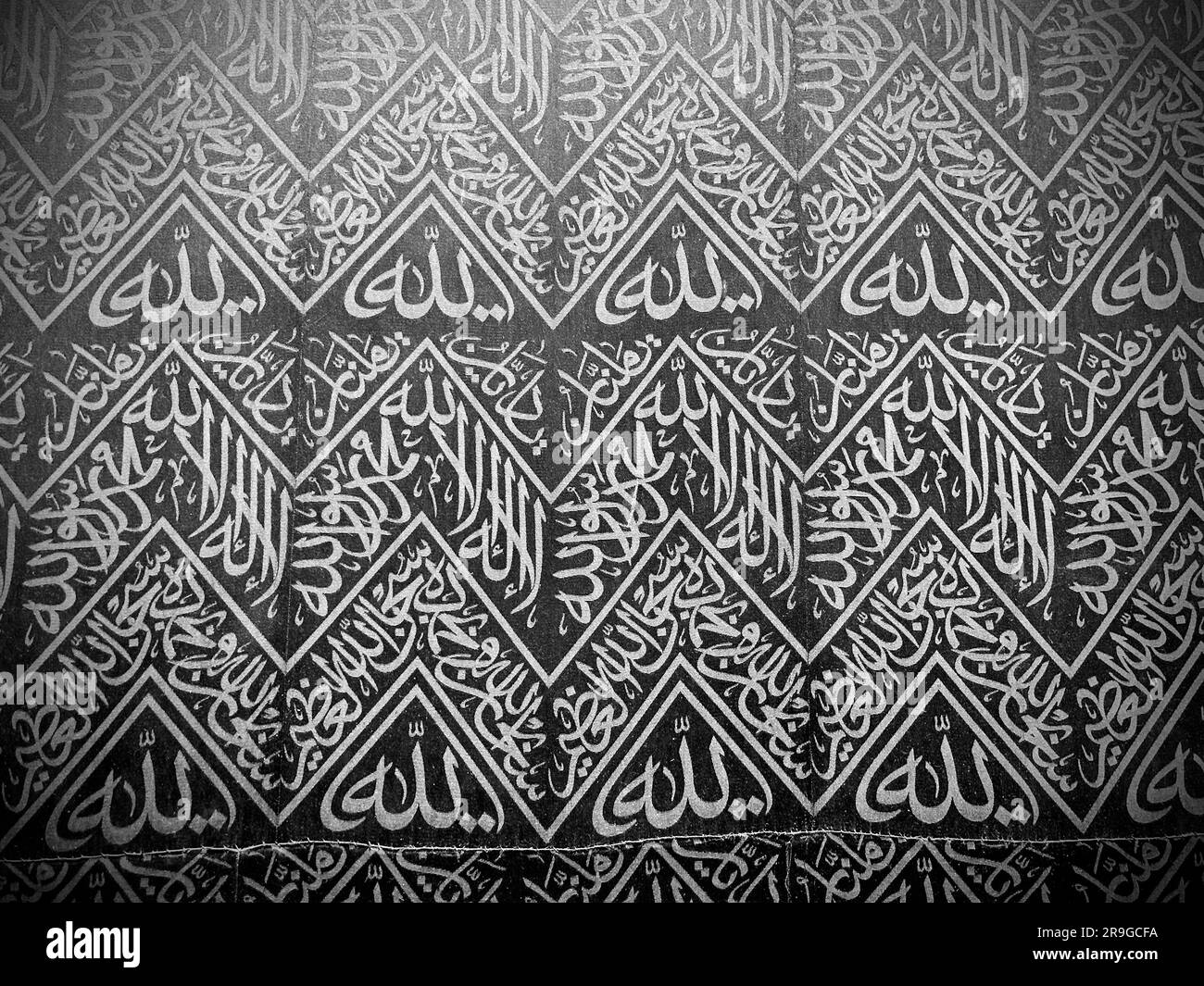 Iscrizioni di calligrafia araba e ornamenti d'arte islamica al sipario di al Kaaba nella moschea di al Haram - Mecca Arabia Saudita - hajj e umra Foto Stock