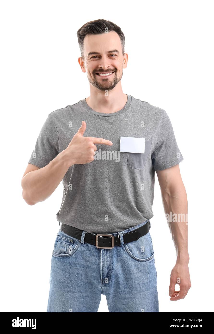 Giovane uomo con stemma bianco su sfondo bianco Foto Stock