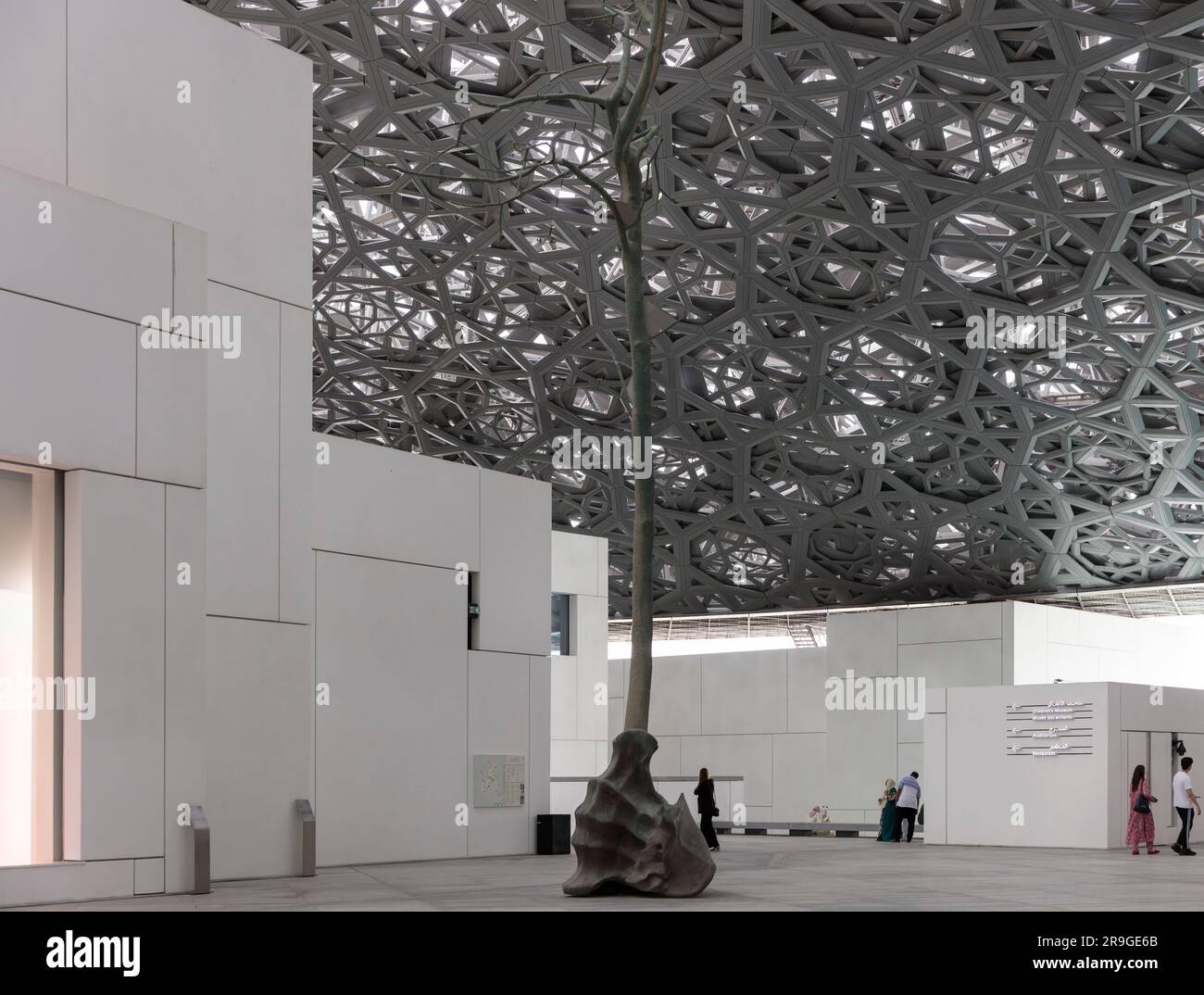 Patio interno e soffitto del Museo del Louvre di Abu Dhabi, Emirati Arabi Uniti Foto Stock