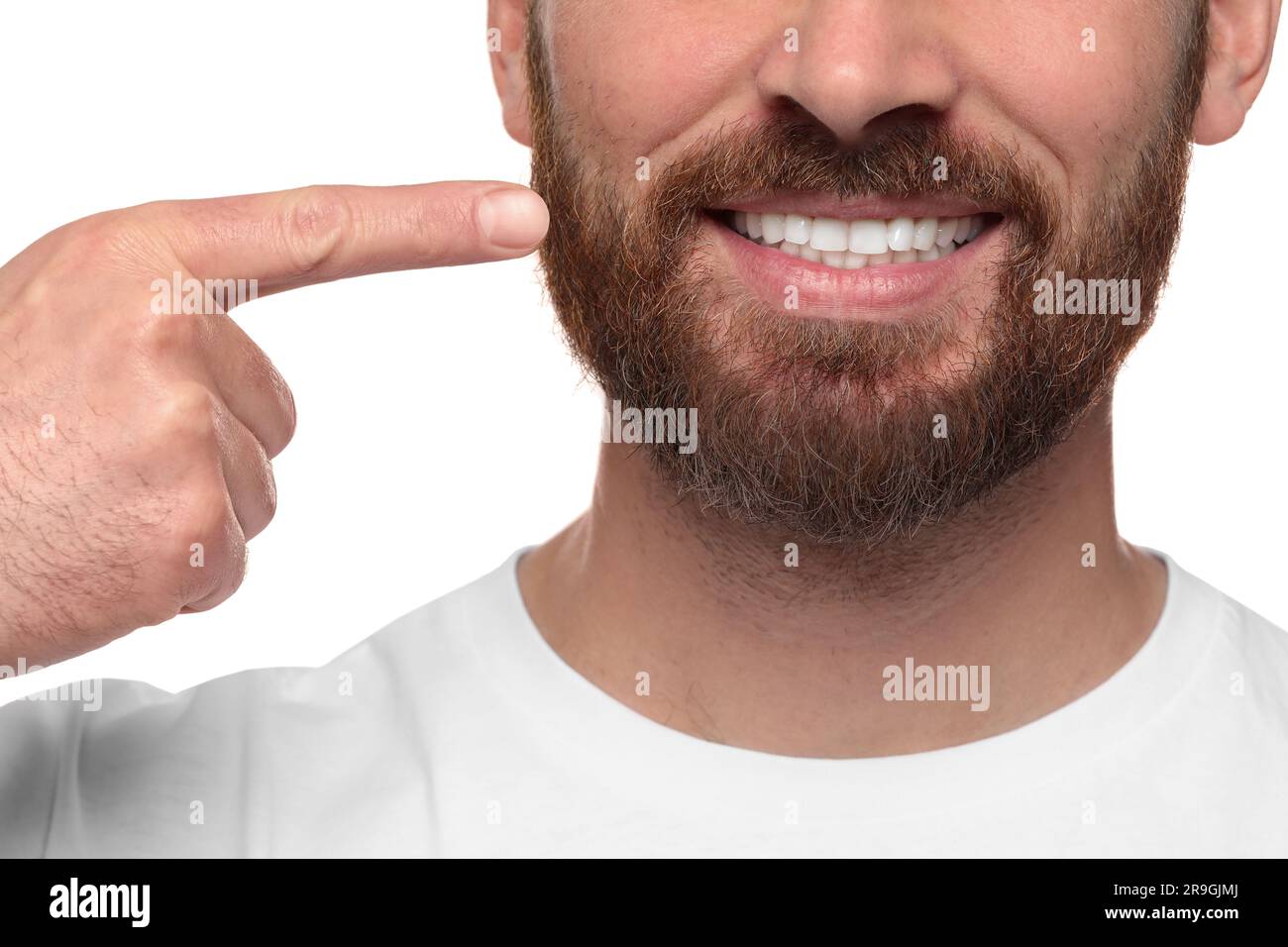 Uomo che mostra gengive sane su sfondo bianco, primo piano Foto Stock